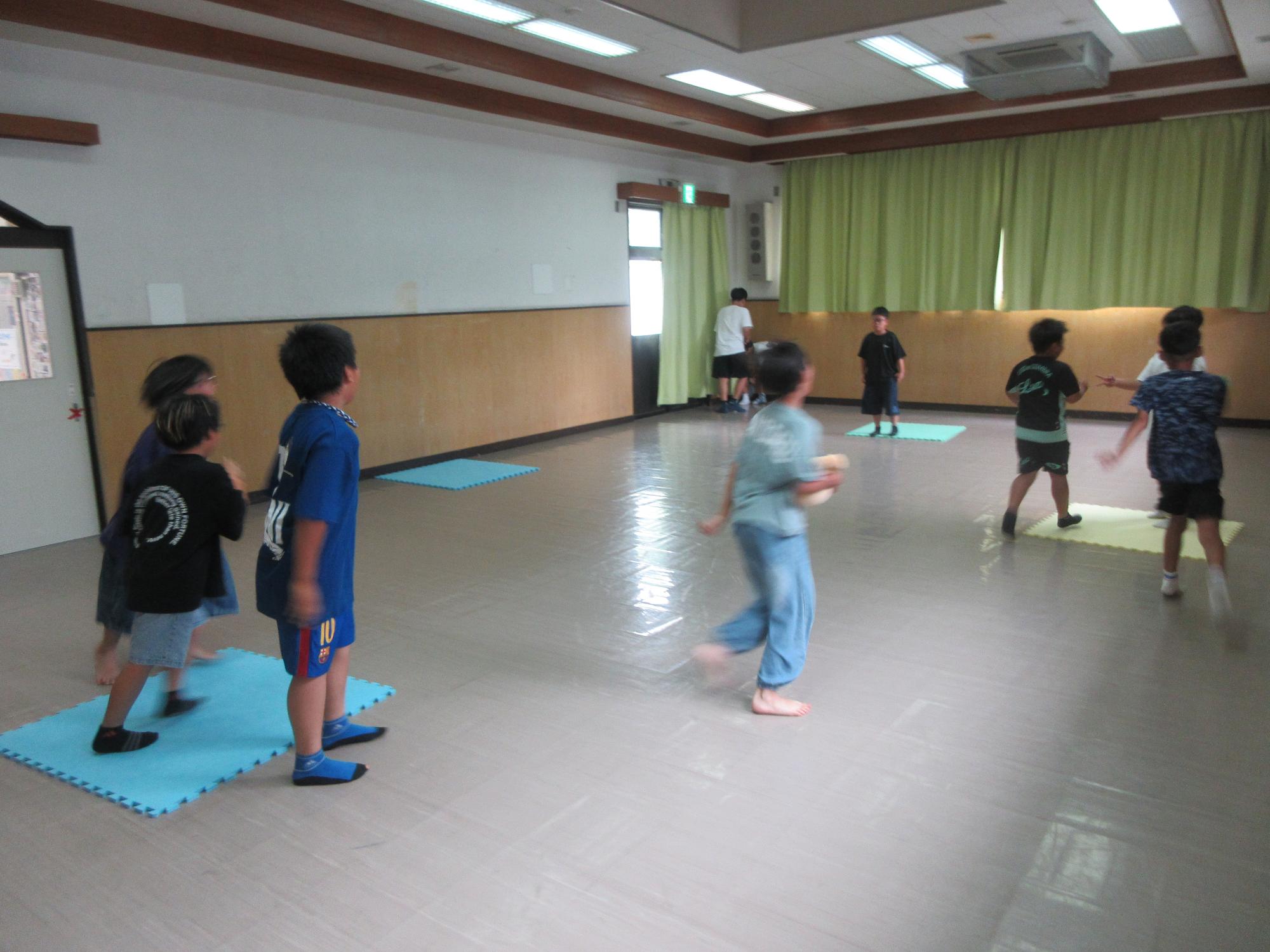 児童たちがじゃんけんベースボールで遊んでいる様子