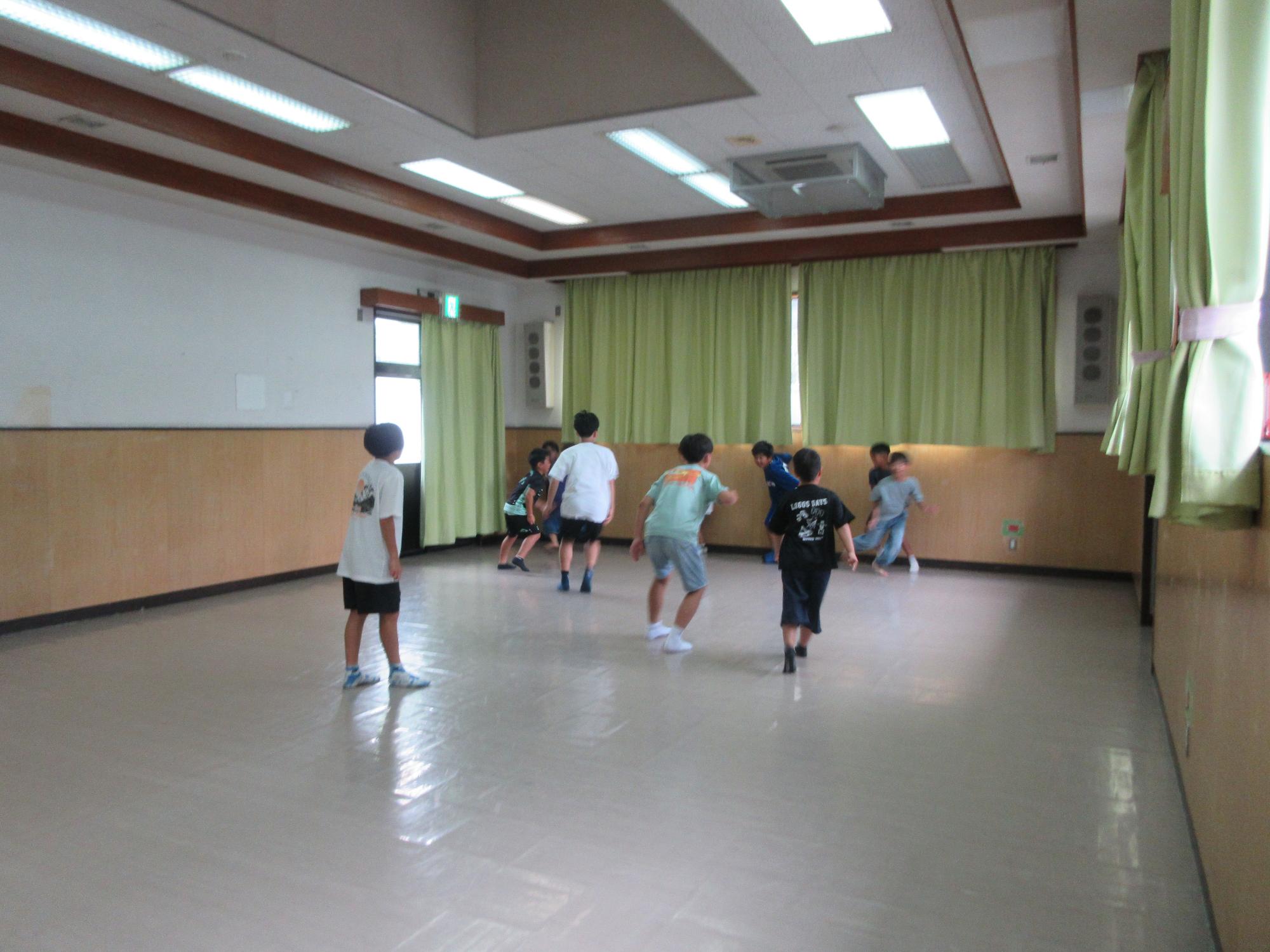 児童たちがひっこしという遊びをしている様子