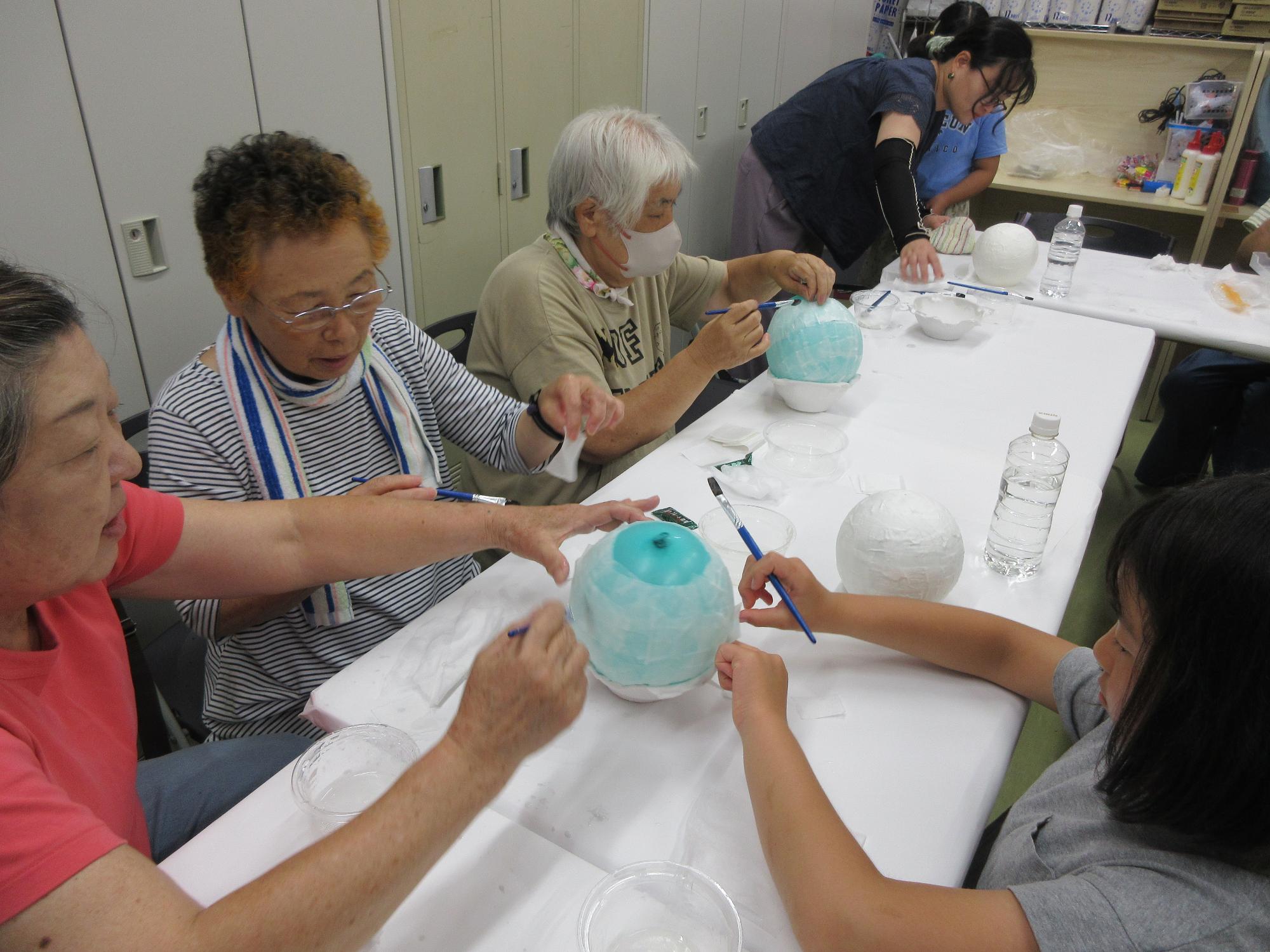 ランプシェードを作成している様子