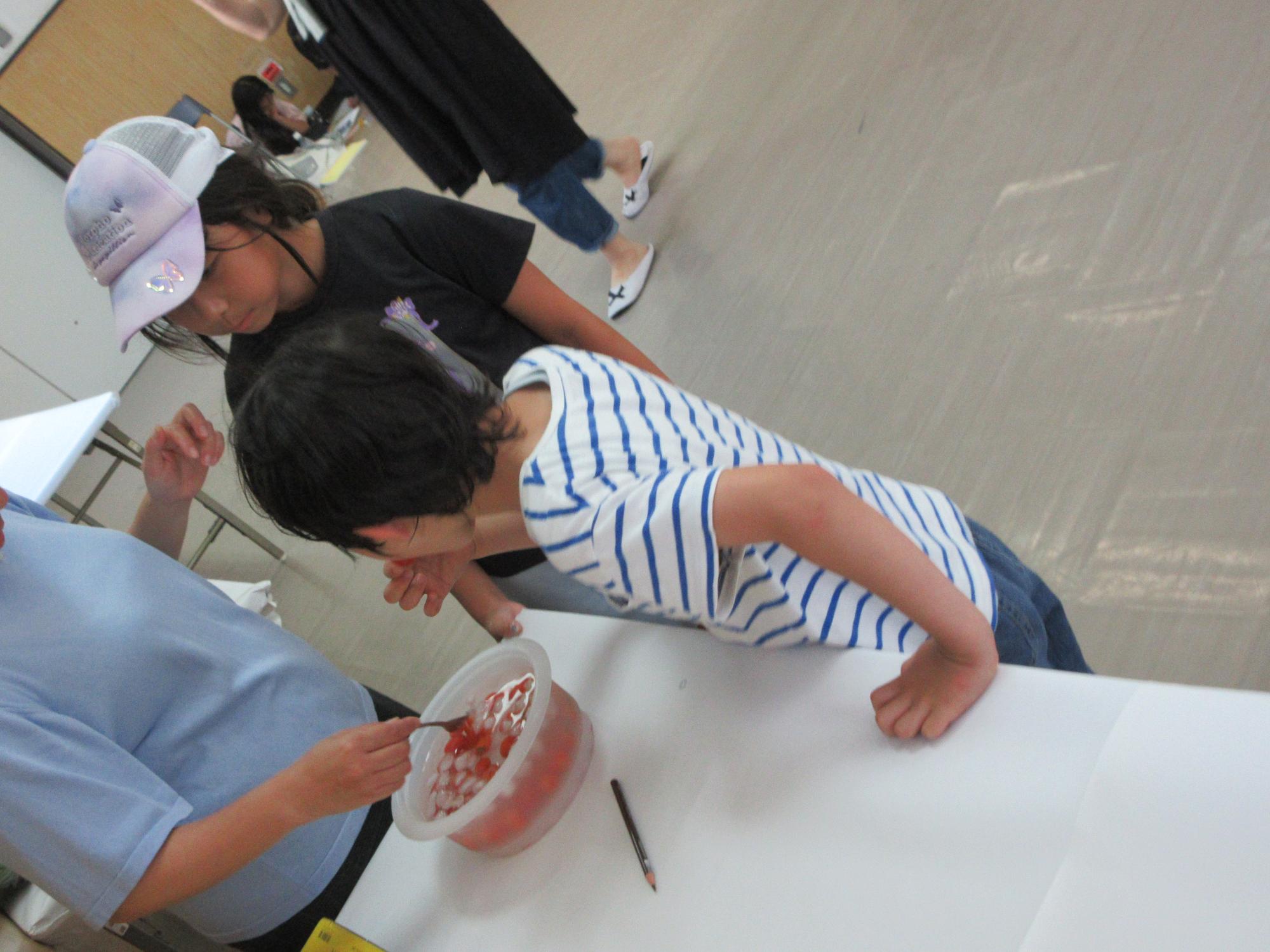 児童たちがトマトの試食をしている様子