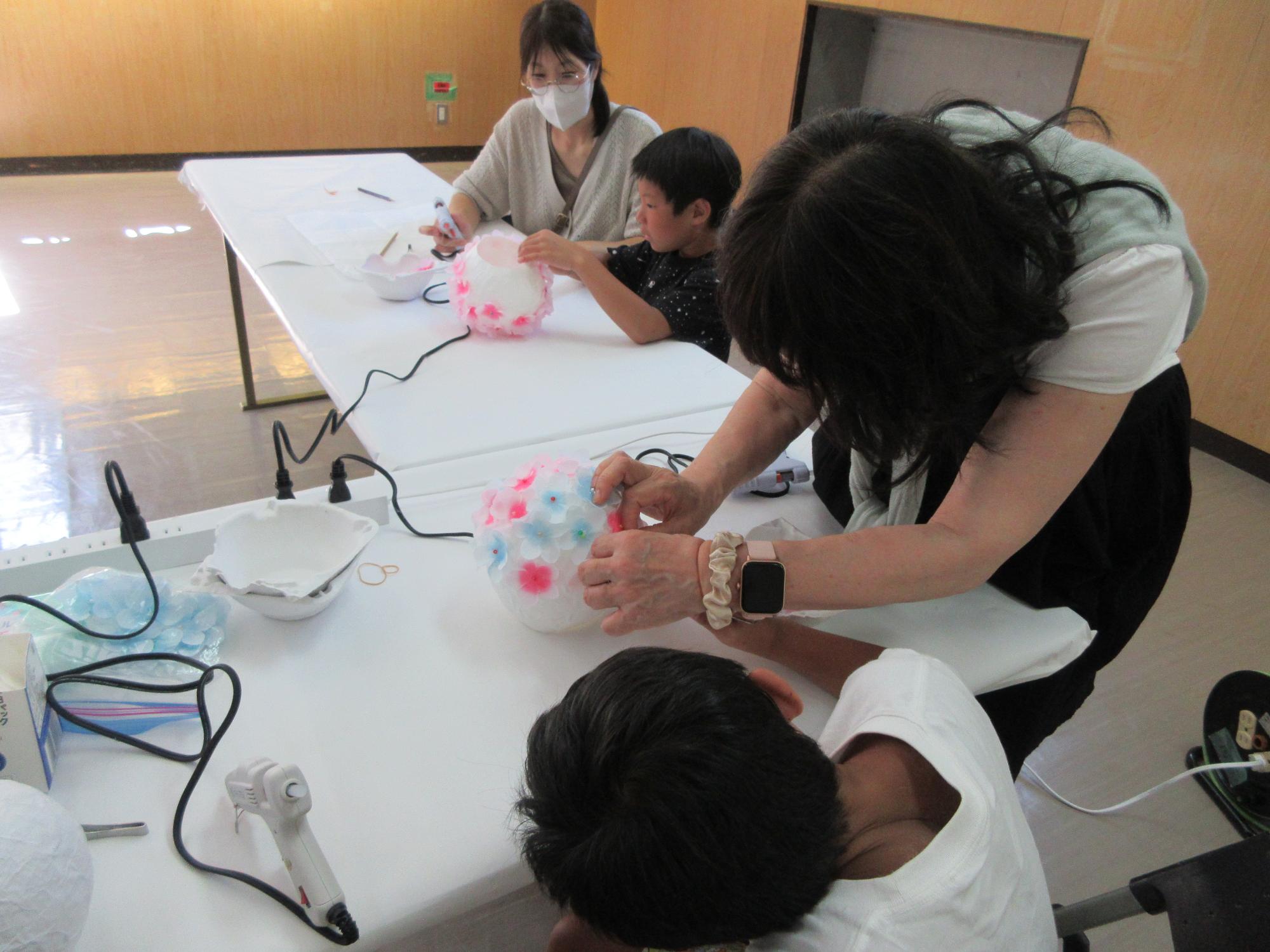 児童たちがランプシェードを作成している様子