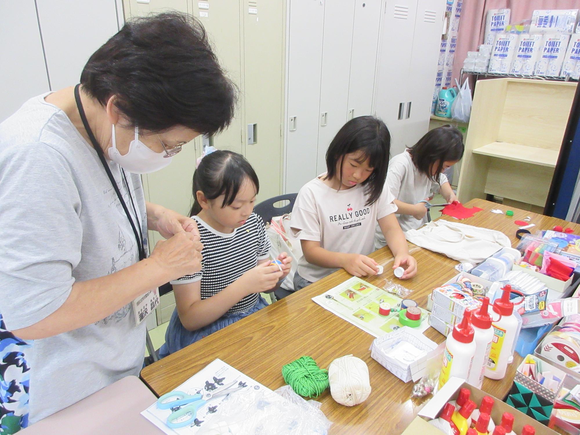 児童たちが工作をしている様子