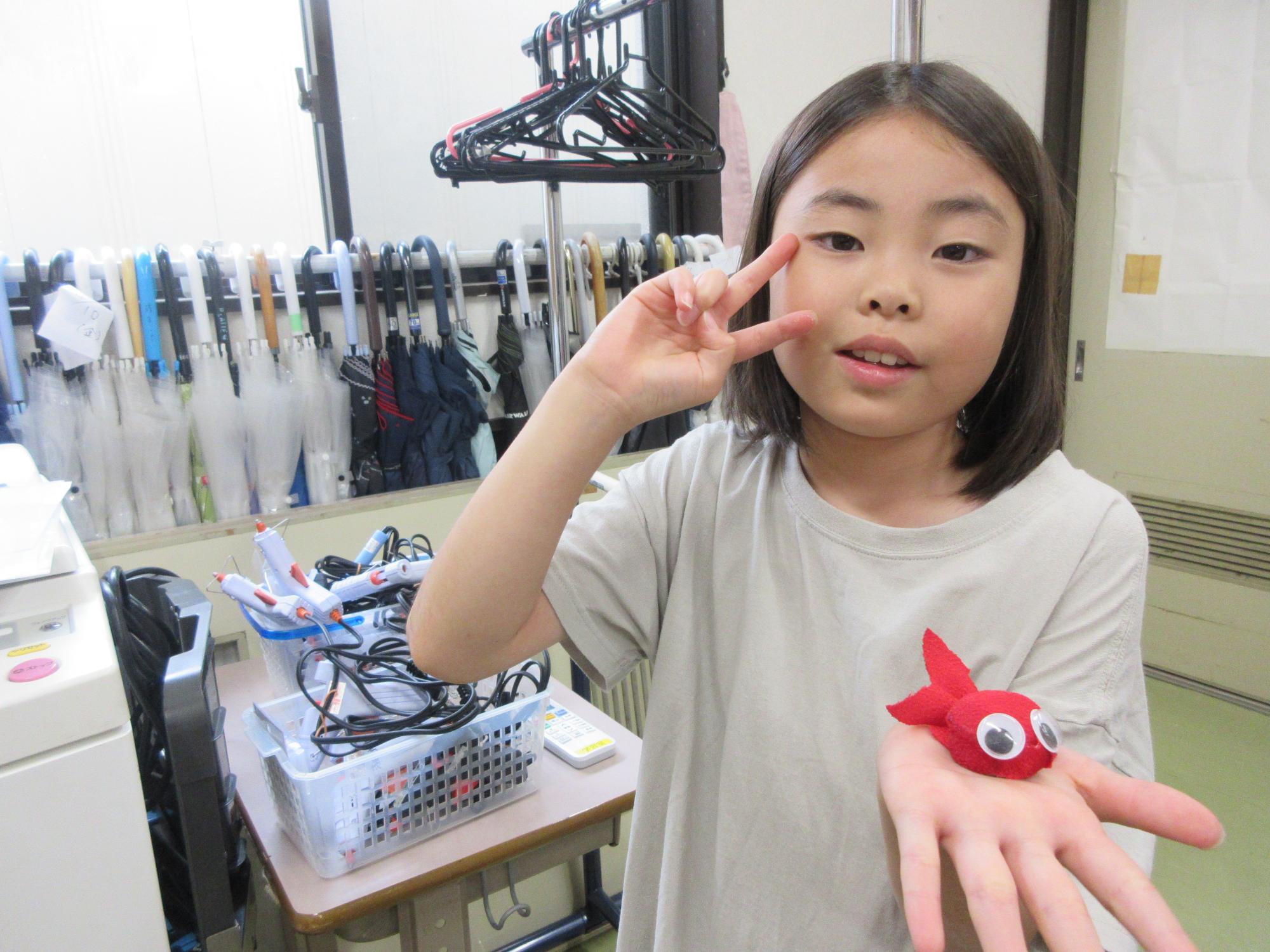 児童がピースをしている写真