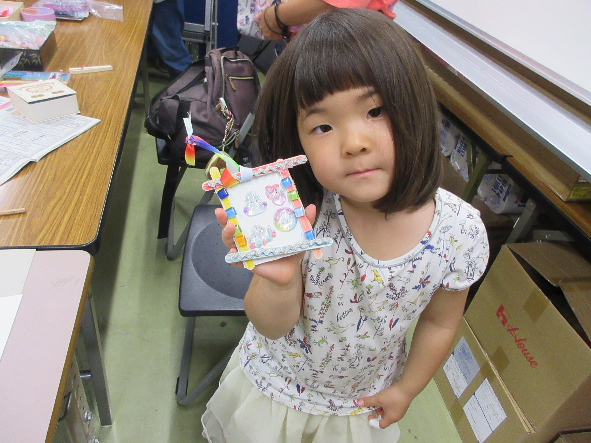 幼児さんがフォトフレームを持っている写真