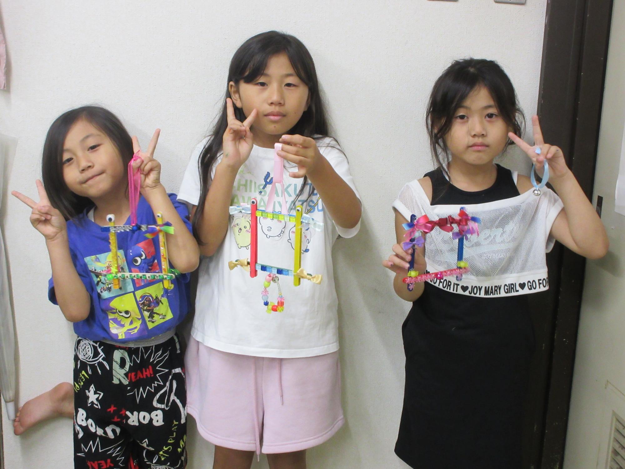 児童たちがフォトフレームを持っている写真