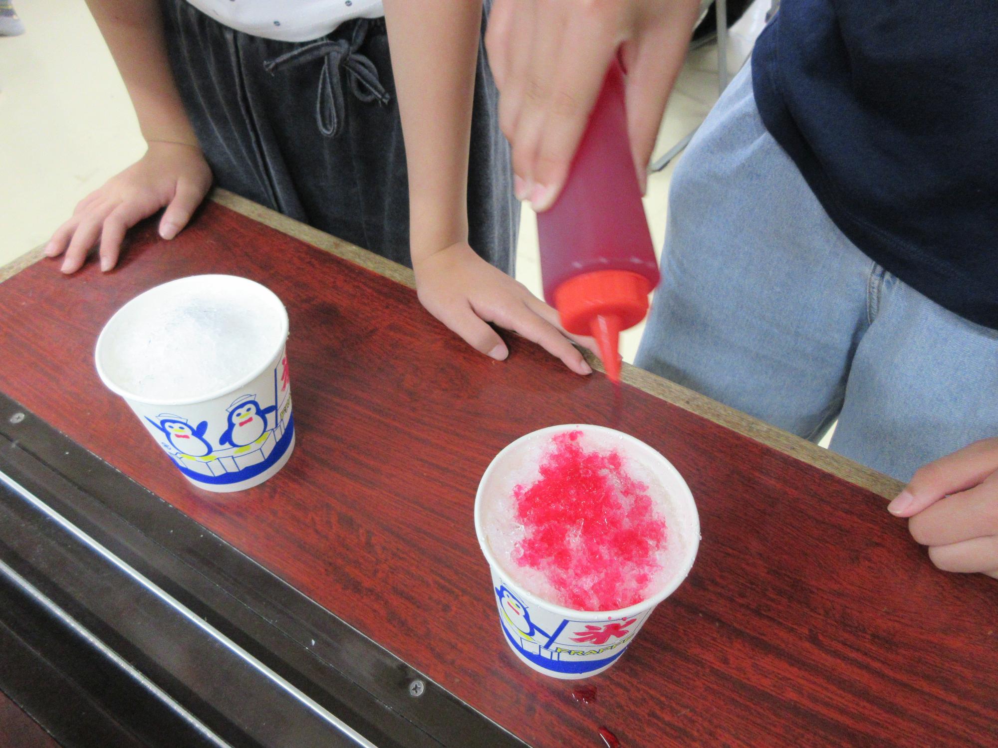 かき氷にシロップをかけている様子