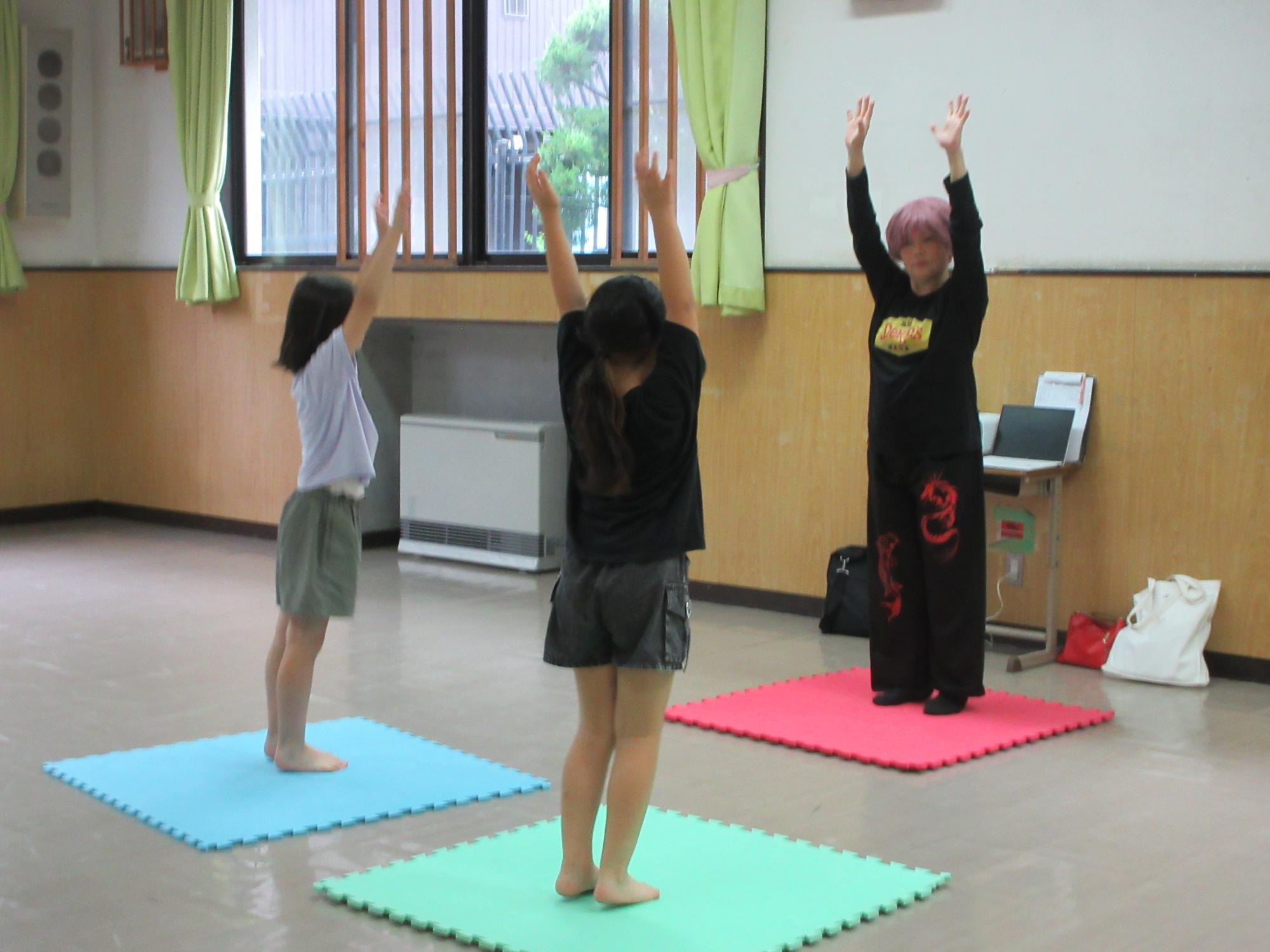 児童たちがストレッチをしている様子