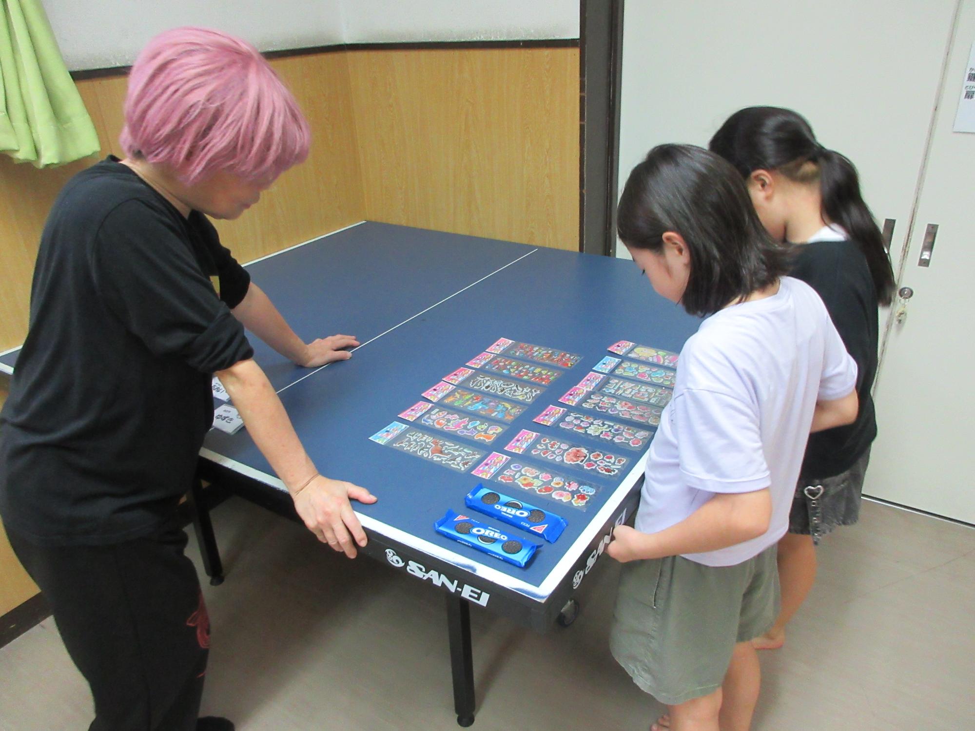 児童たちがシールを選んでいる様子