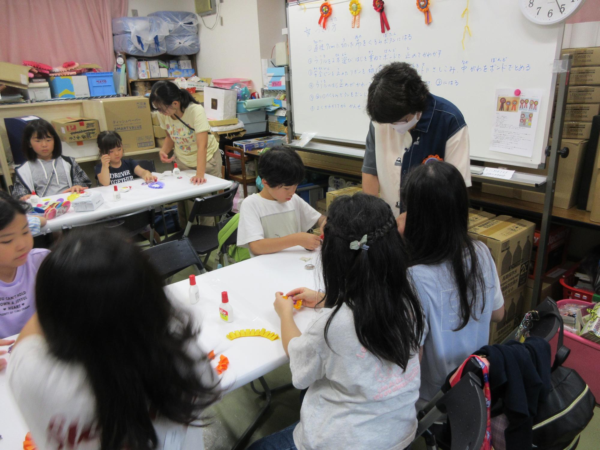 児童たちがロゼット作りをしている様子