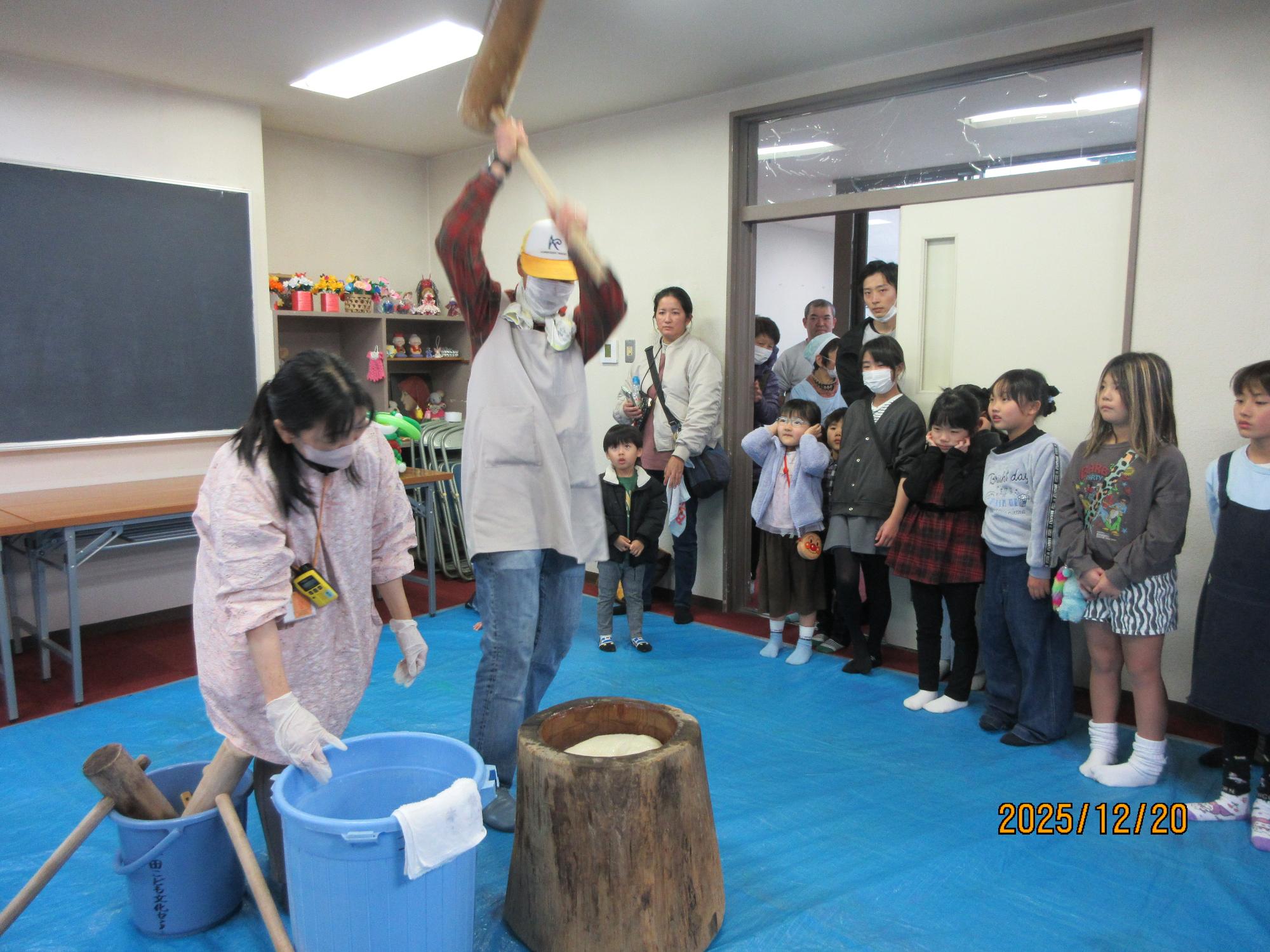 2025年12月_もちつき体験の様子1