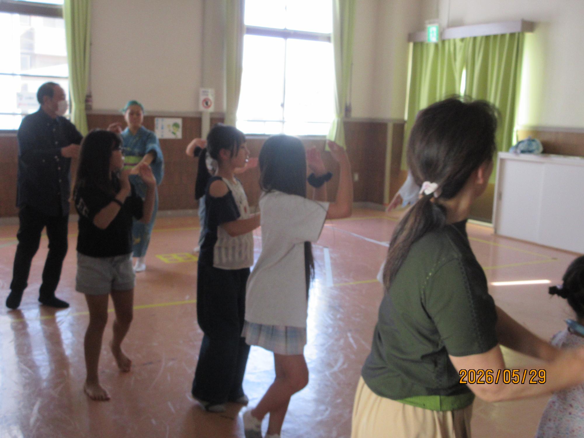 参加者が盆踊りを踊っているところの写真
