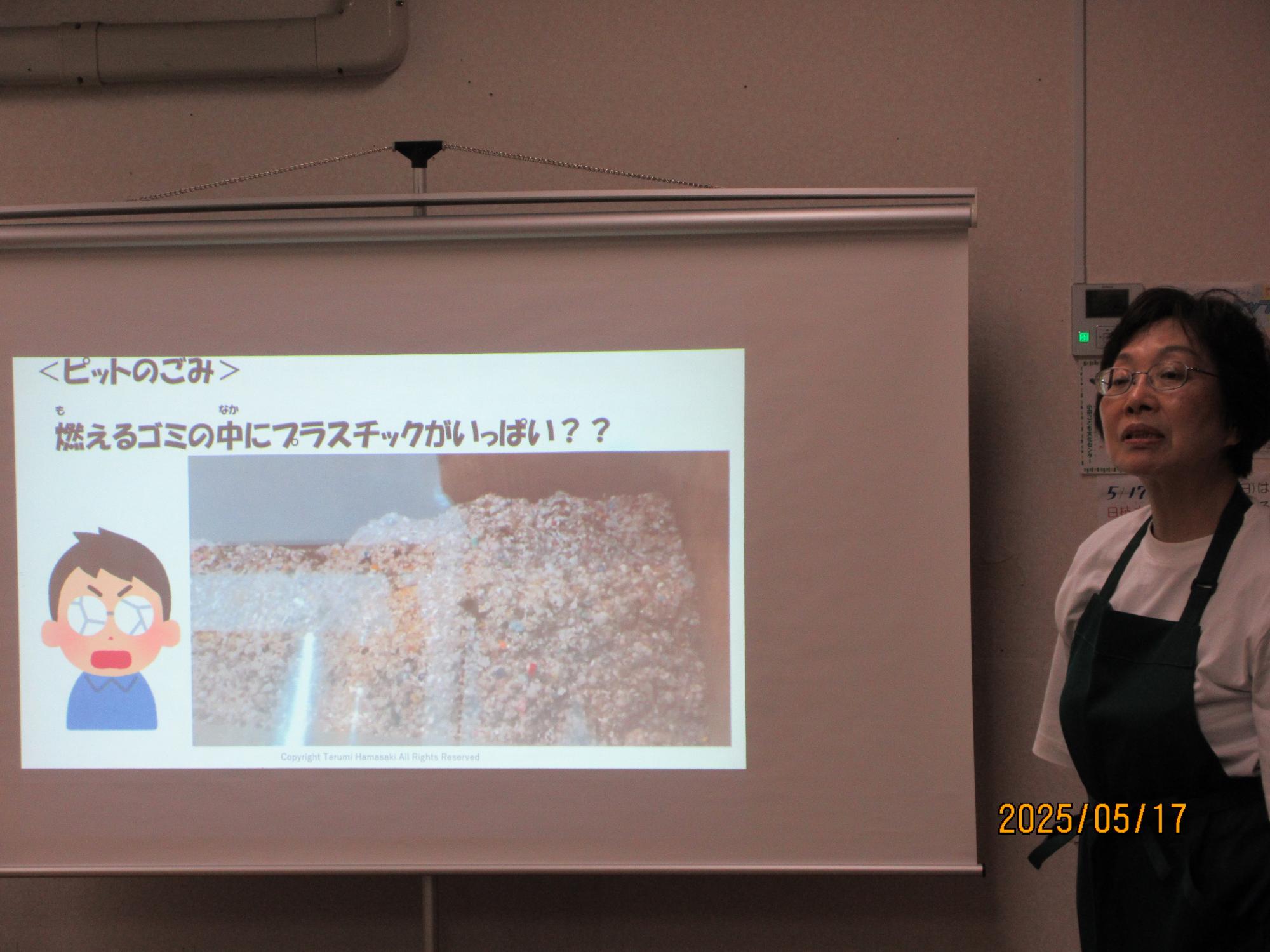 学習室で講師の先生がお話をしているところの写真