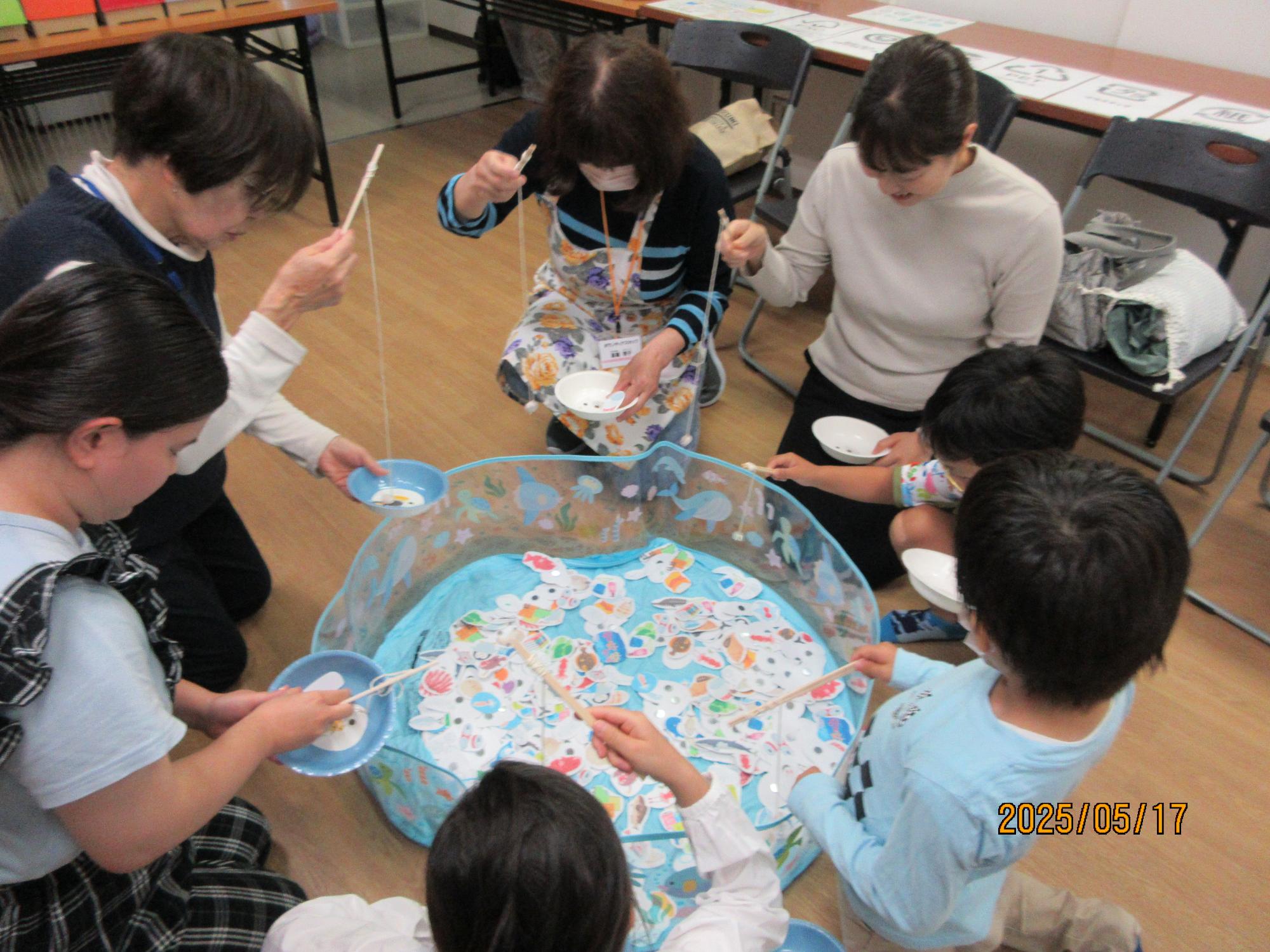 学習室で魚釣りゲームを楽しんでいるところの写真