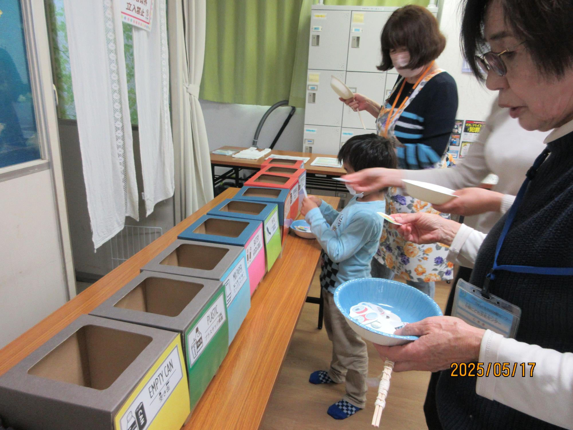 学習室でゴミの分別をしているとこの写真
