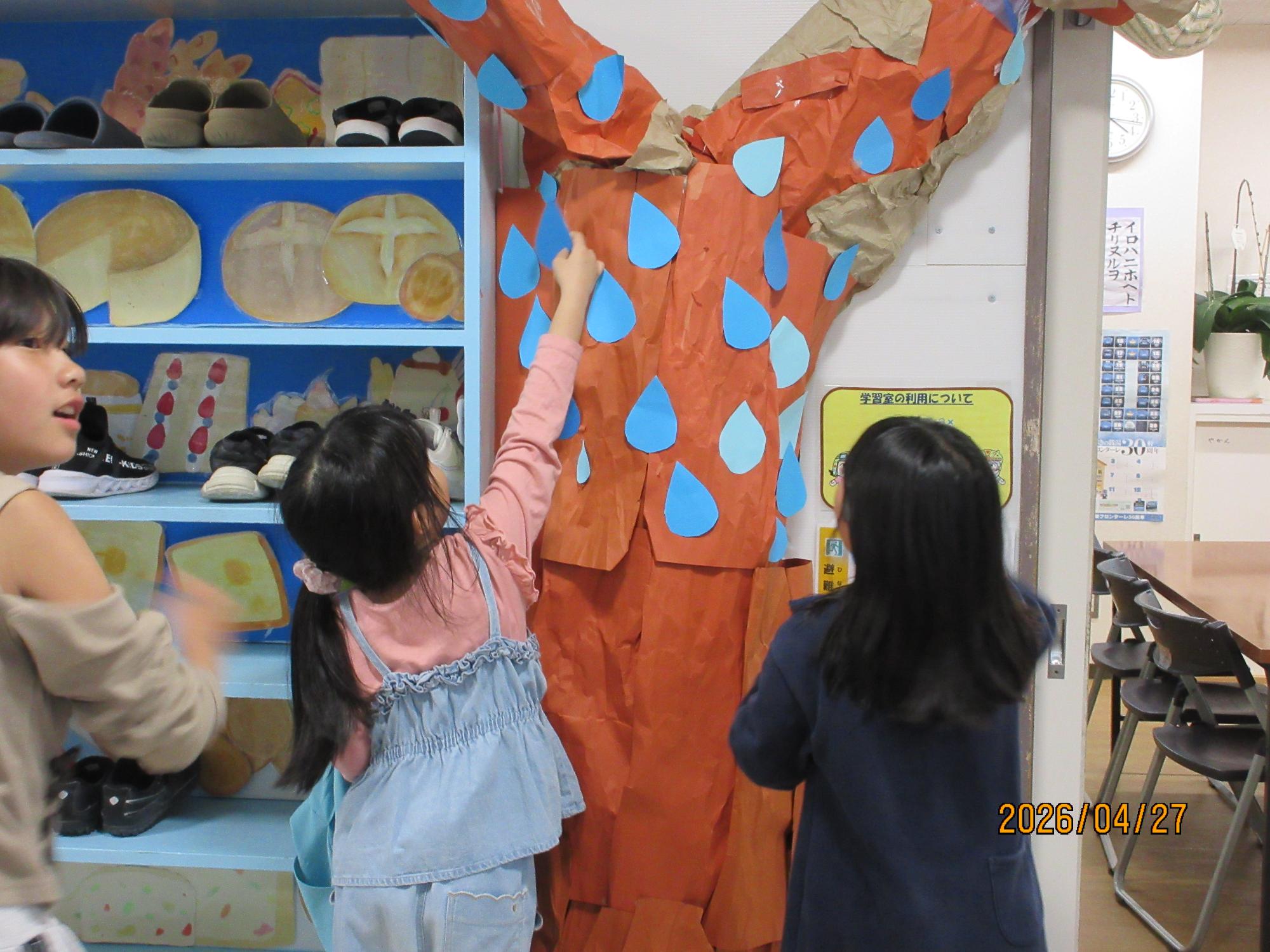 子ども達が館内の壁面を飾りつけしてくれているところの写真