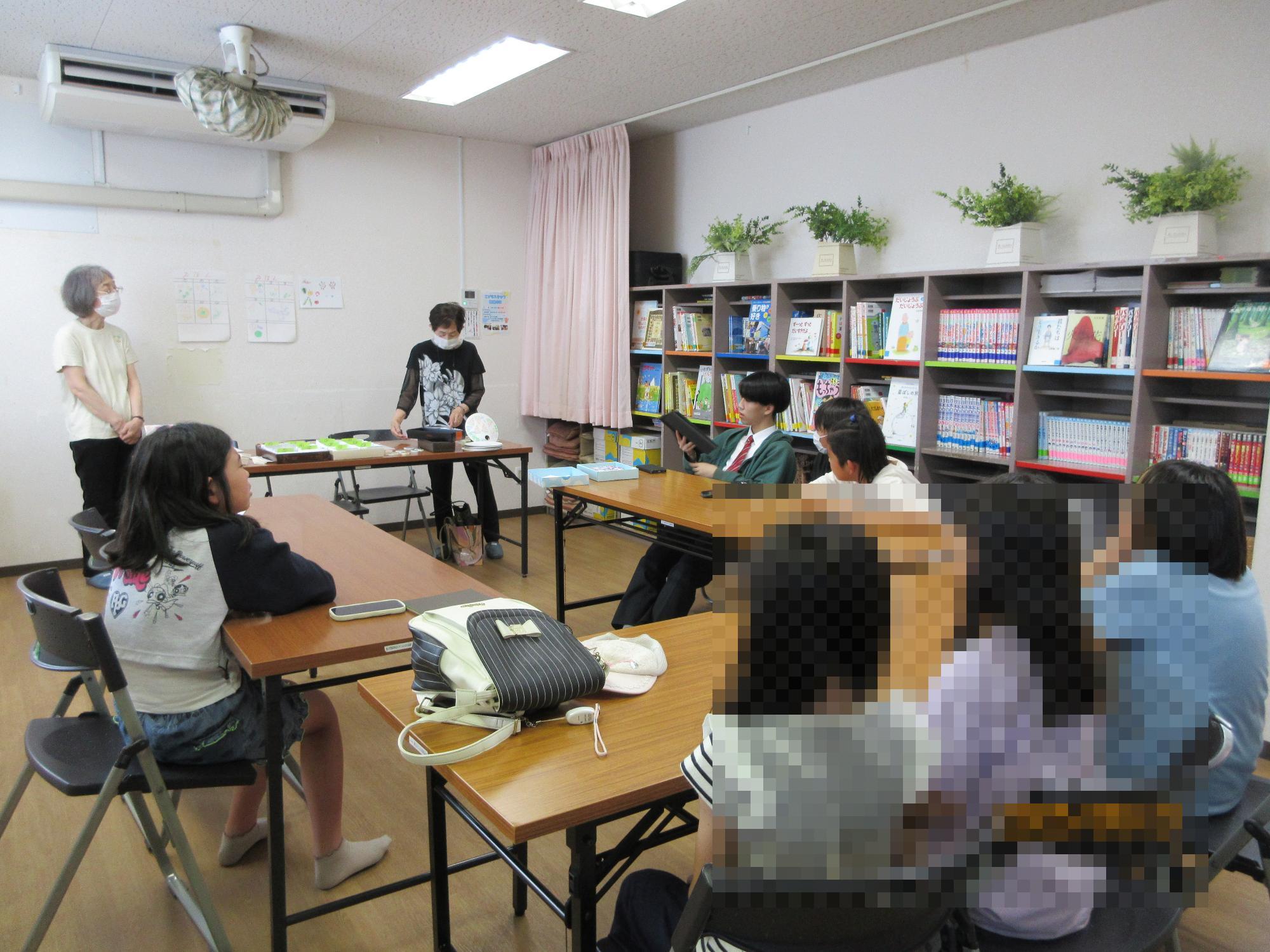 学習室でクラフトをたのしんでいるところの写真