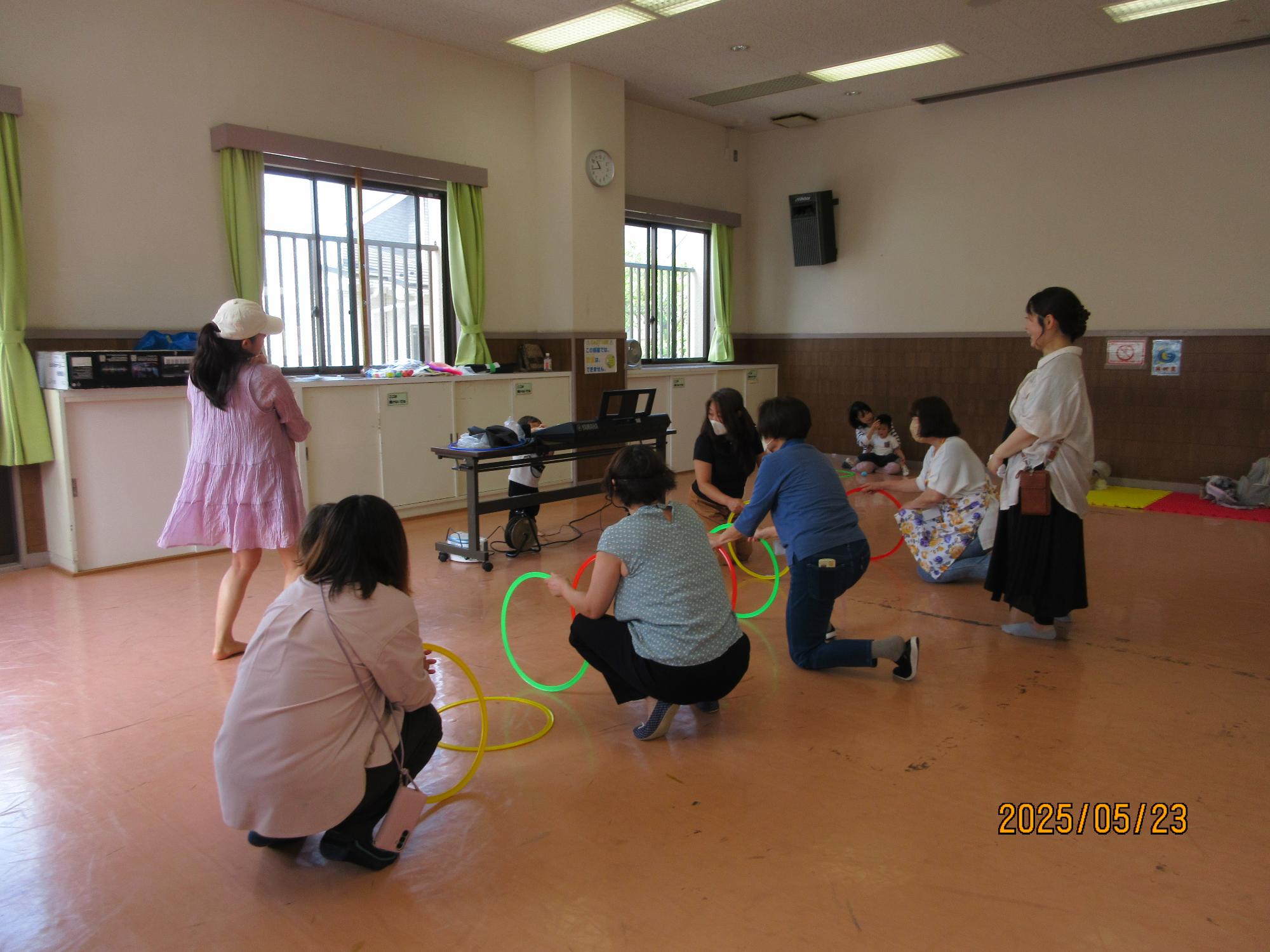 リトミックの行事をおこなっているところの写真