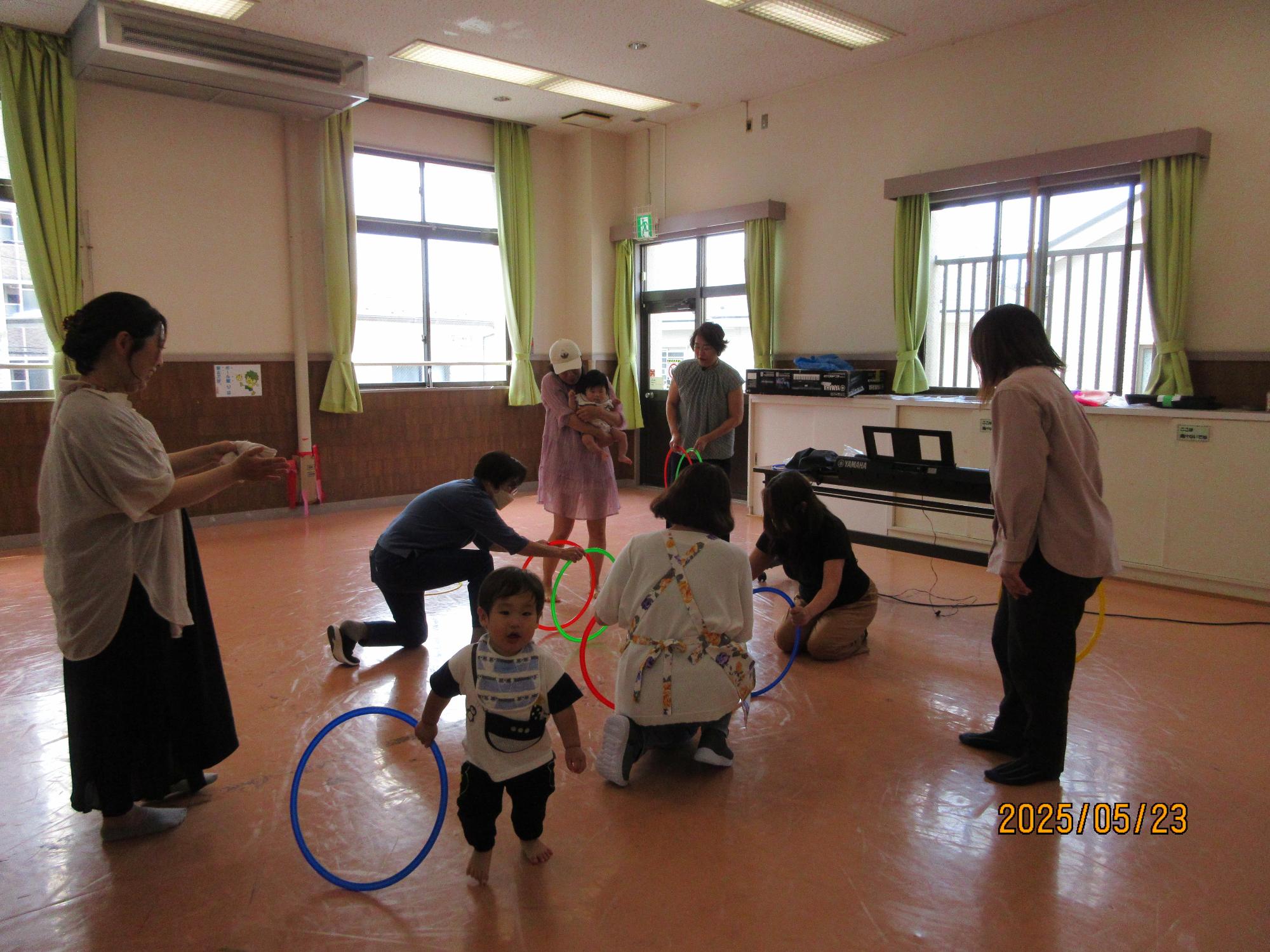 リトミックの行事をおこなっているところの写真