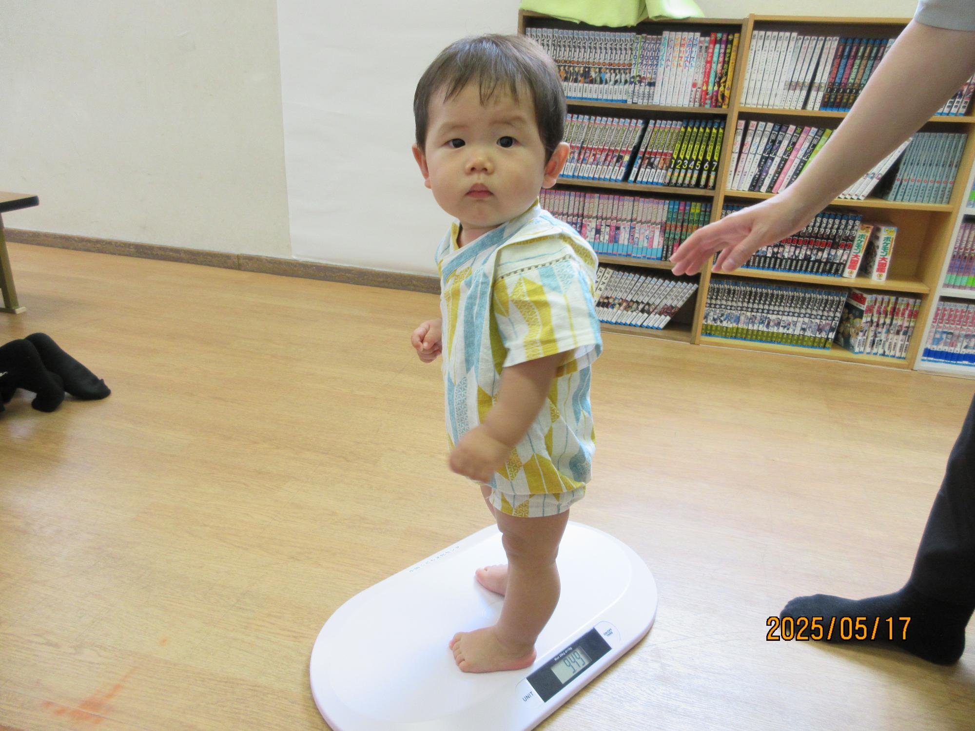 幼児さんが体重を計測しているところの写真