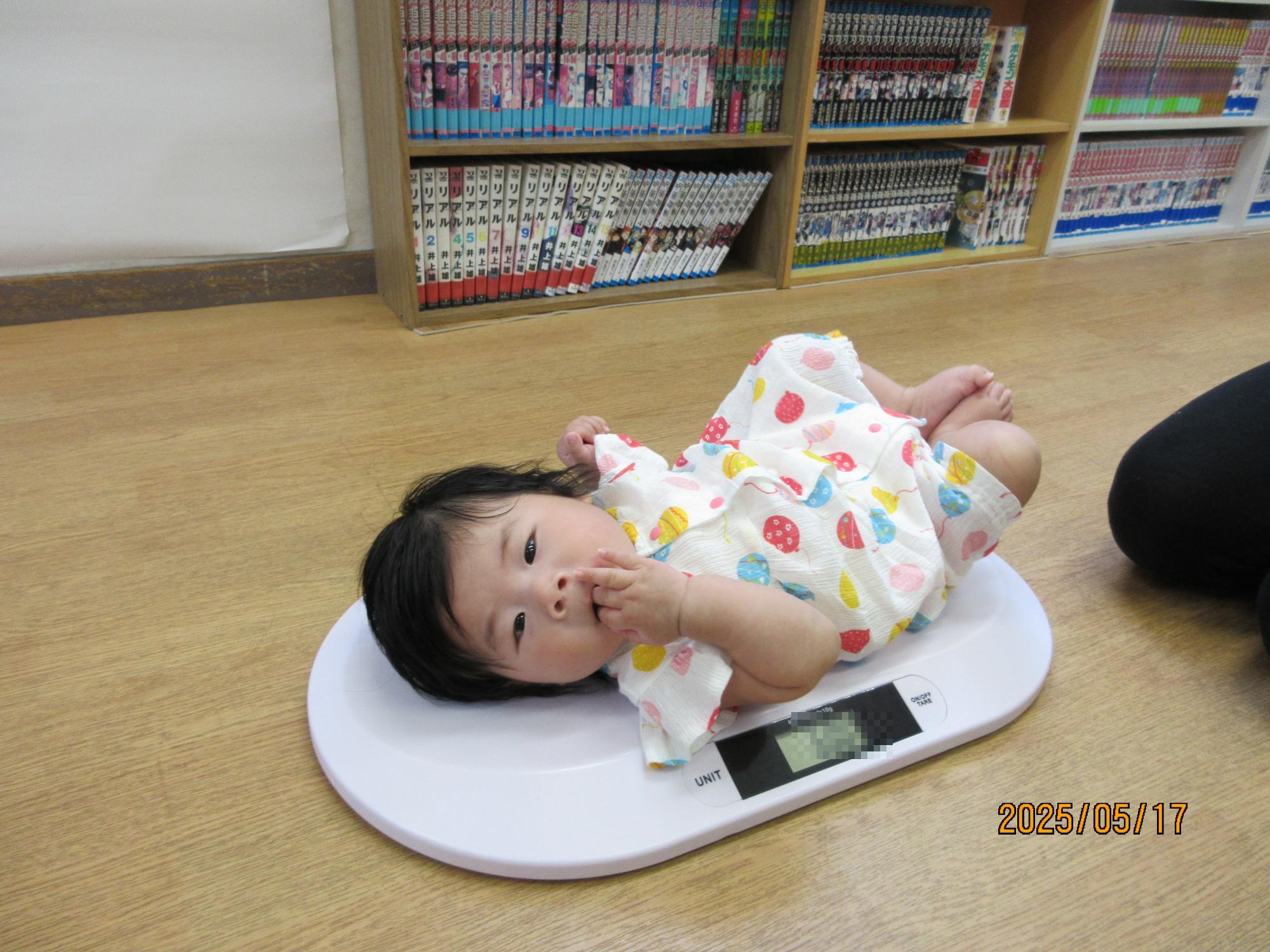 測定会で乳児さんが体重を測っている様子