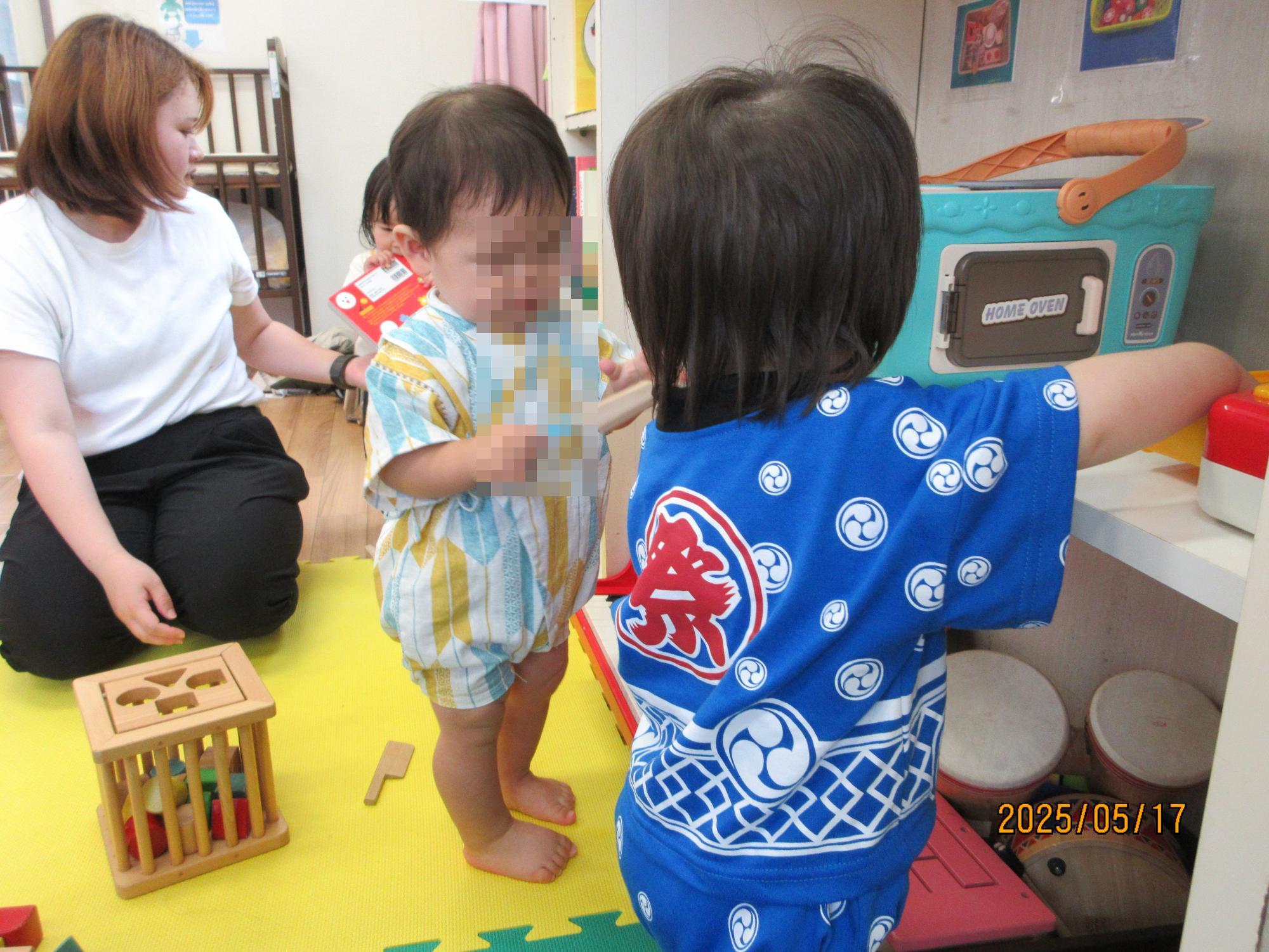 乳幼児親子が幼児ルームであそんでいるところの写真