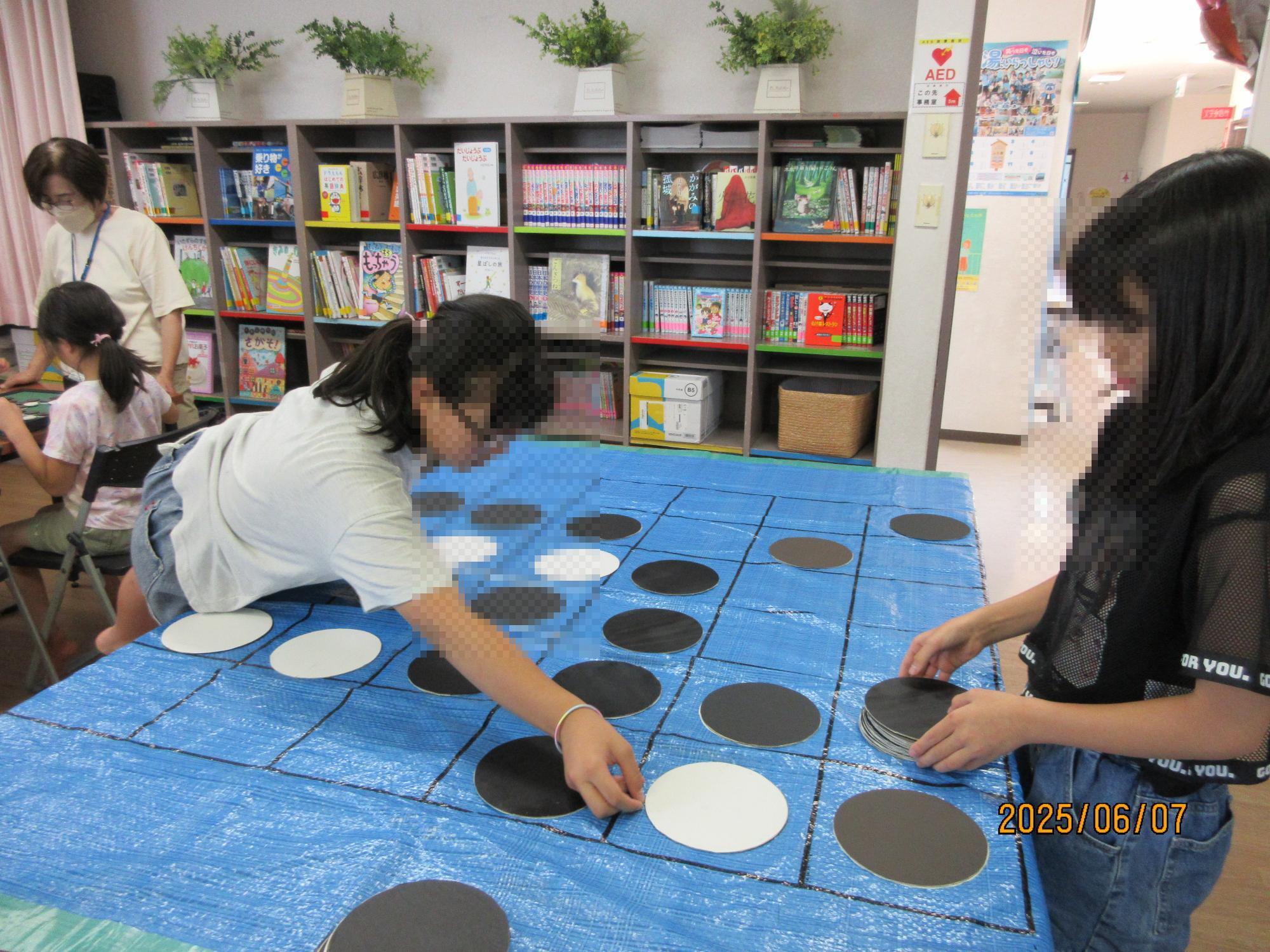 学習室でオセロしているところの写真