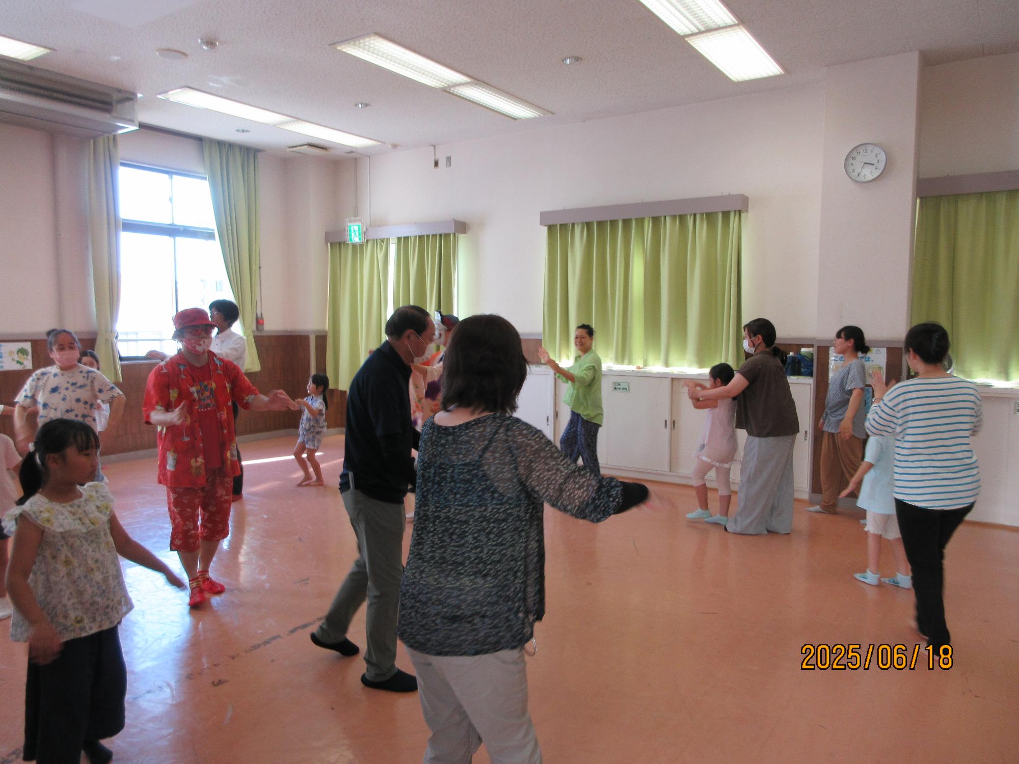 集会室で盆踊りを踊っているところの写真