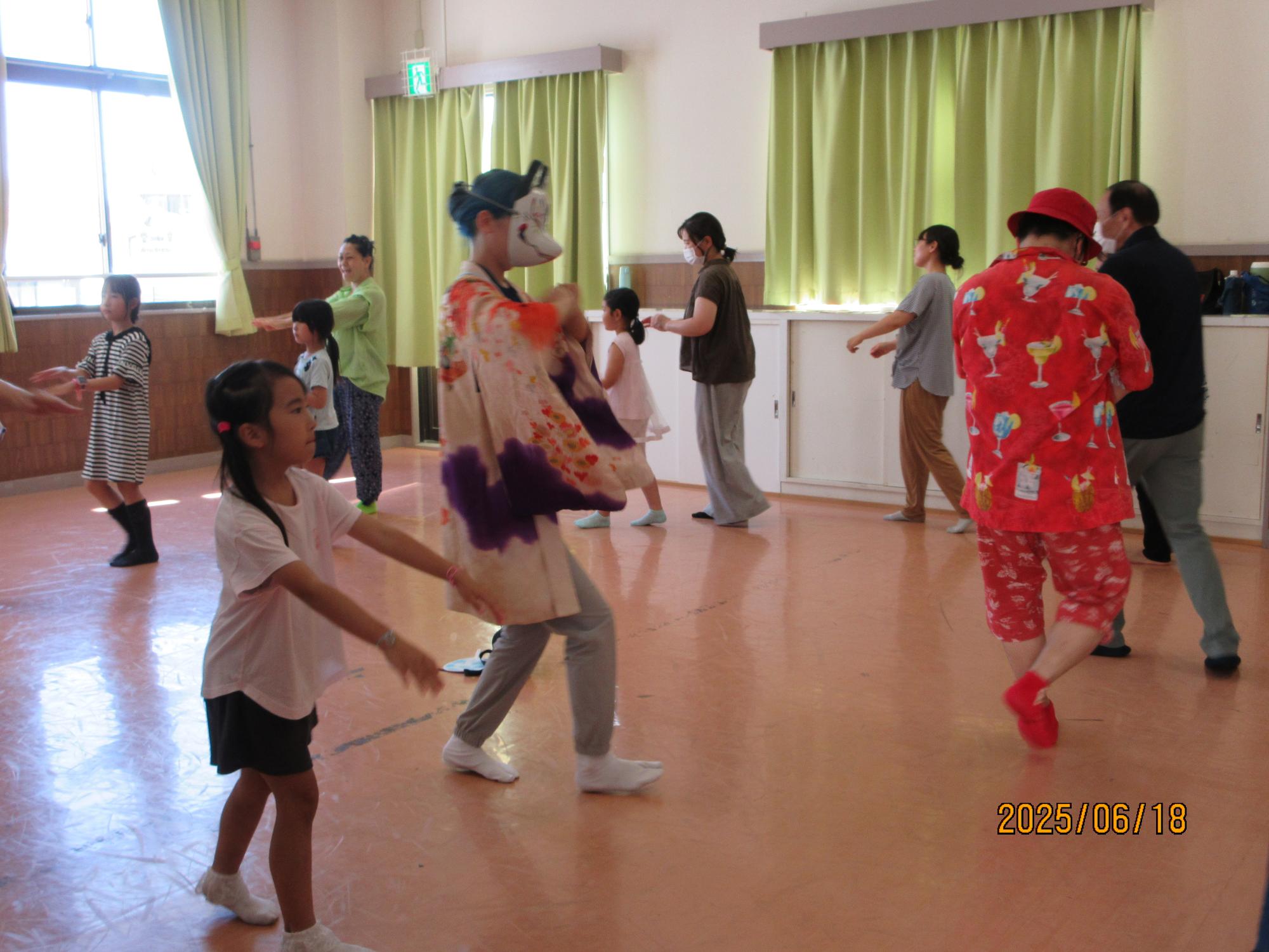 集会室で盆踊りを踊っているところの写真