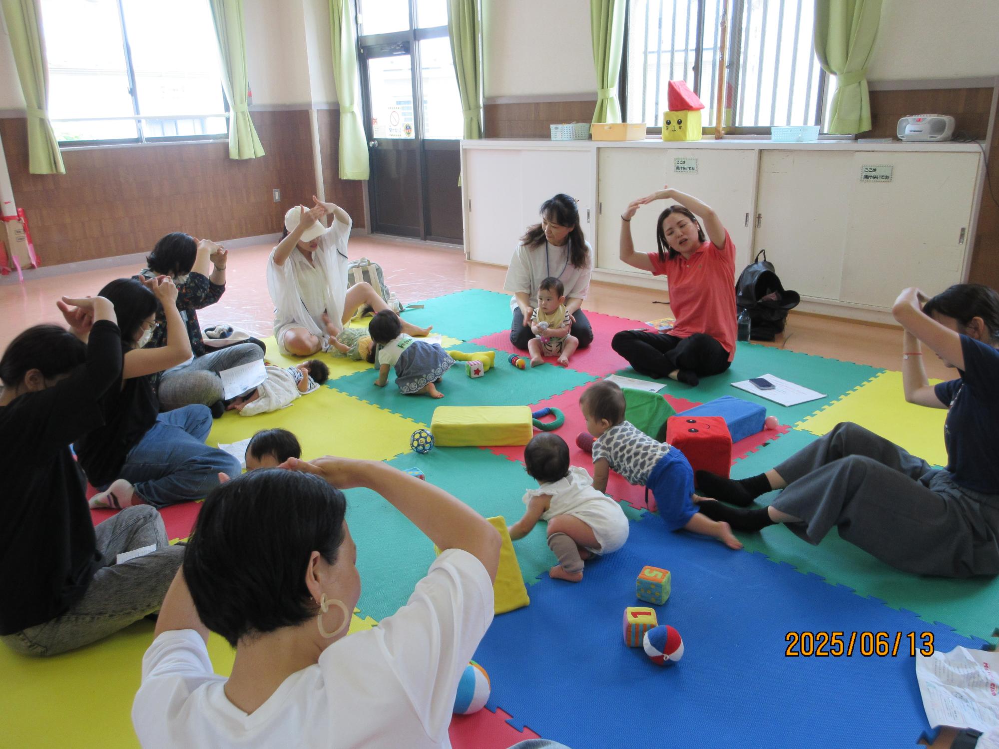 集会室で英語であそぼうの行事をしているところの写真