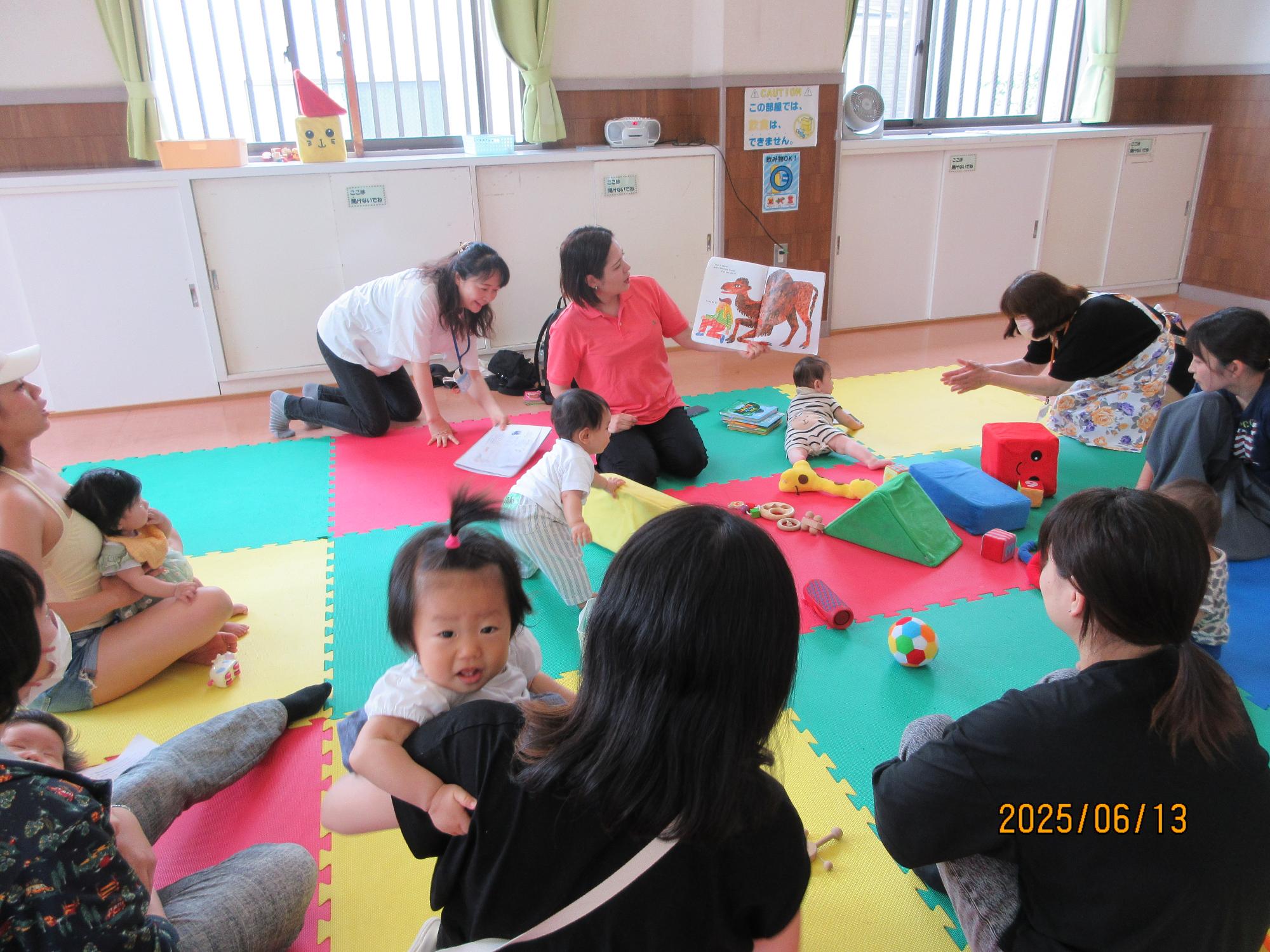 集会室で英語であそぼうの行事をしているところの写真