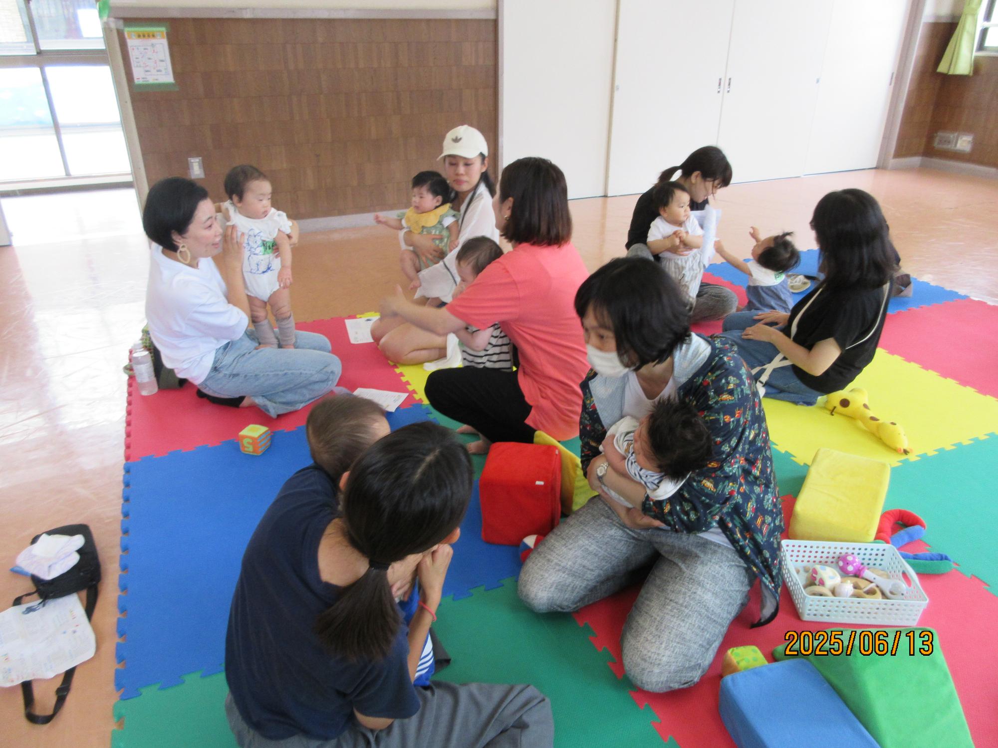 集会室で英語であそぼうの行事をしているところの写真