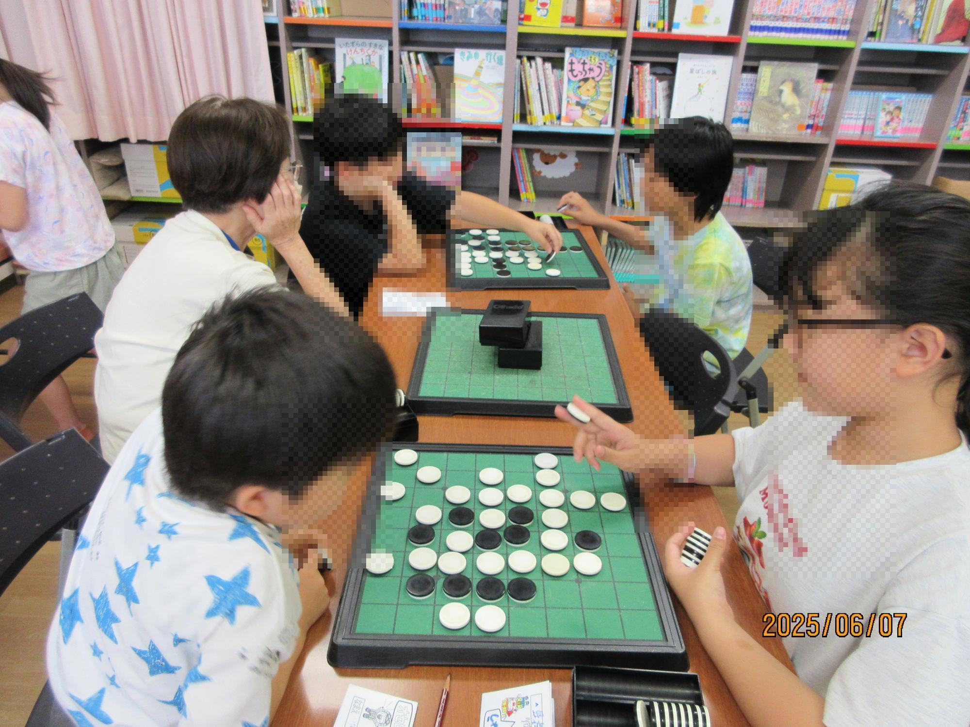 学習室でオセロをやっているところの写真