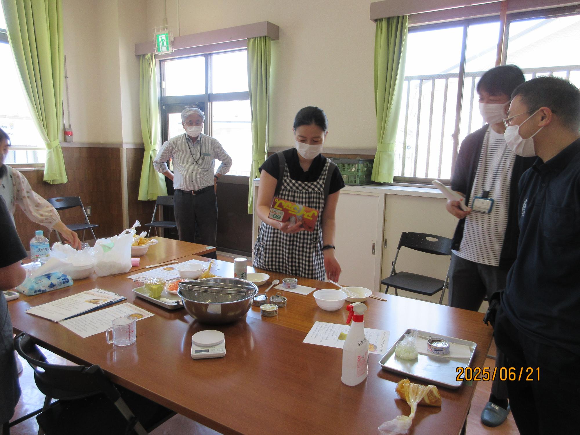 集会室で防災イベントを開催しているところの写真