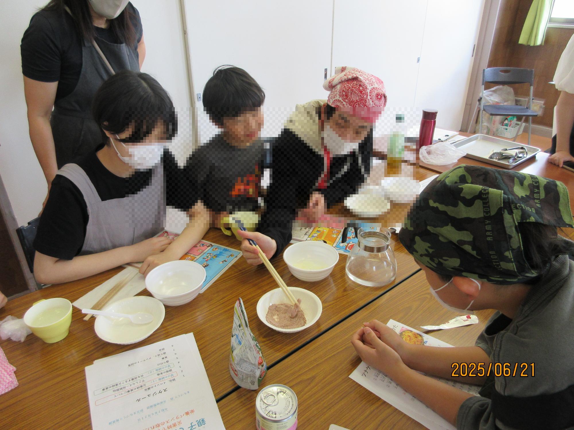 集会室で防災イベントを開催しているところの写真