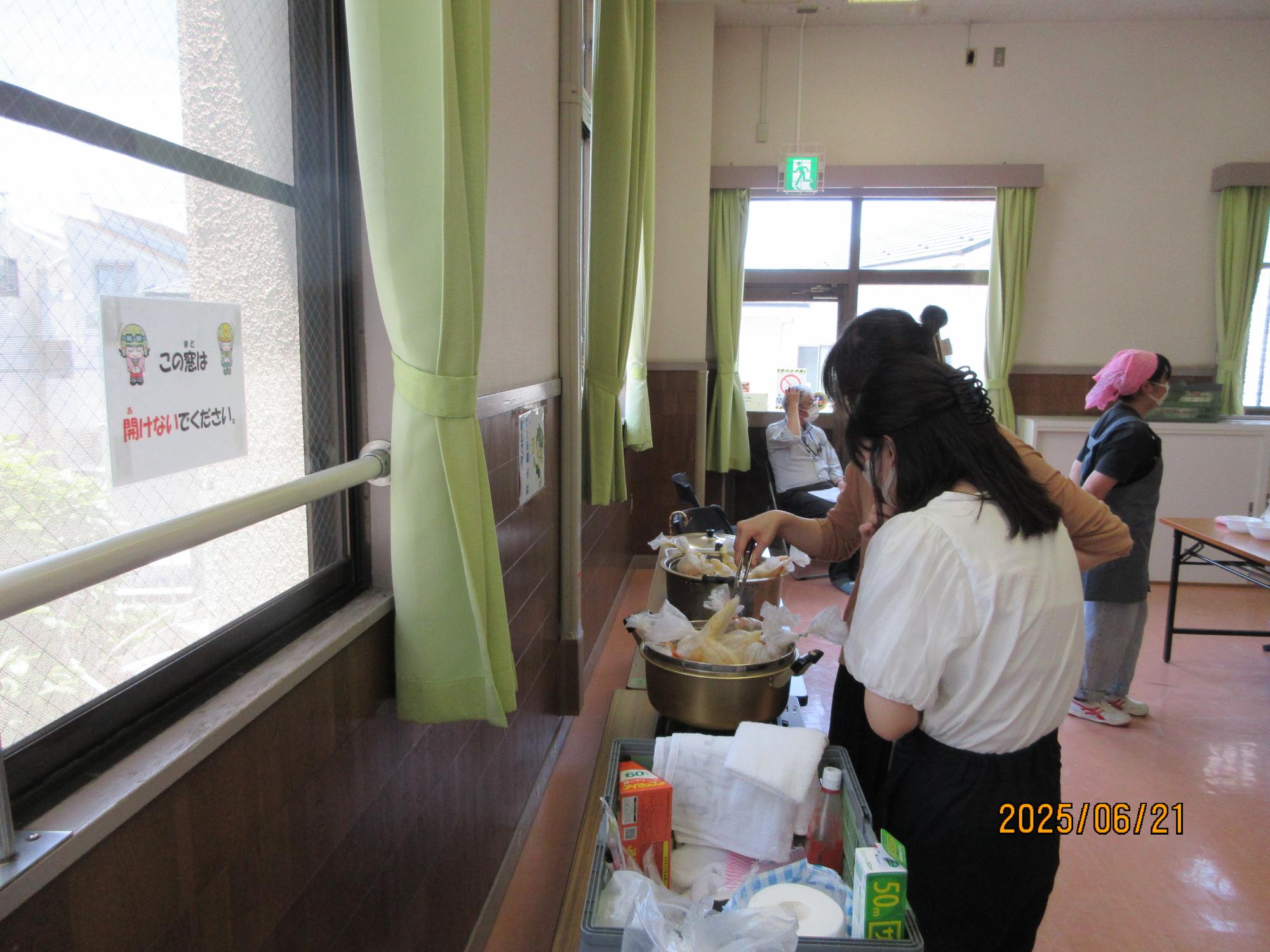 集会室で防災イベントを開催しているところの写真