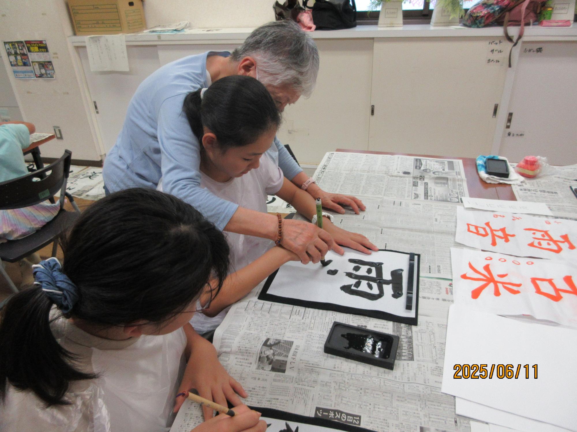 学習室で子ども達が習字をしているところの写真
