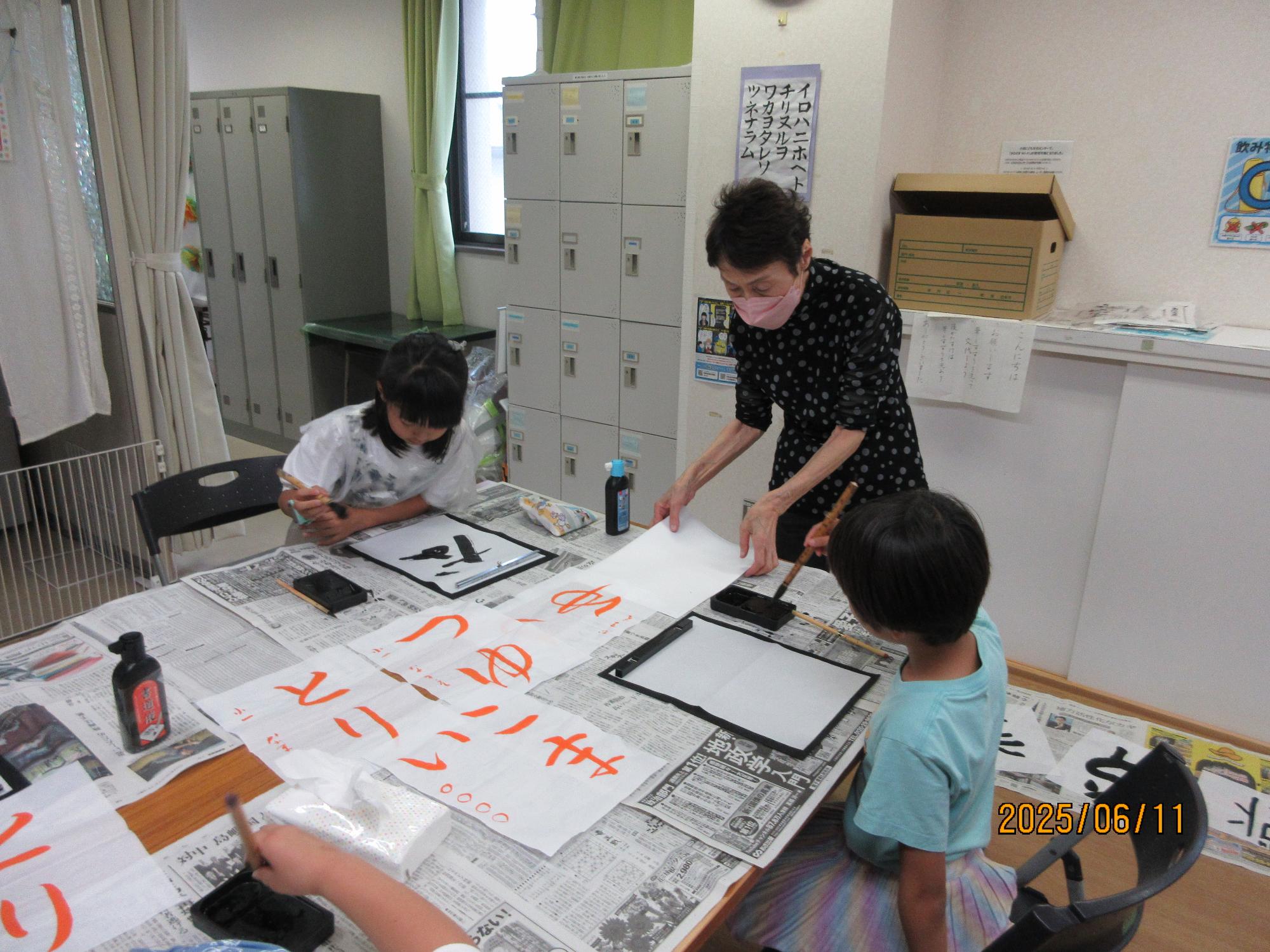 学習室で子ども達が習字をしているところの写真