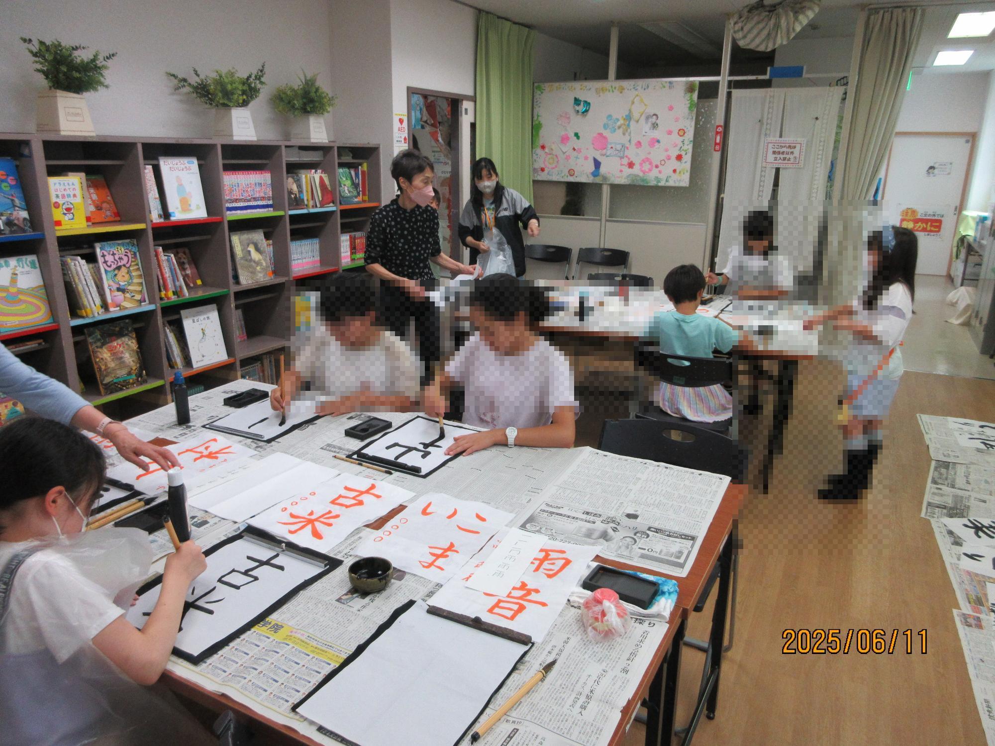 学習室で子ども達が習字をしているところの写真