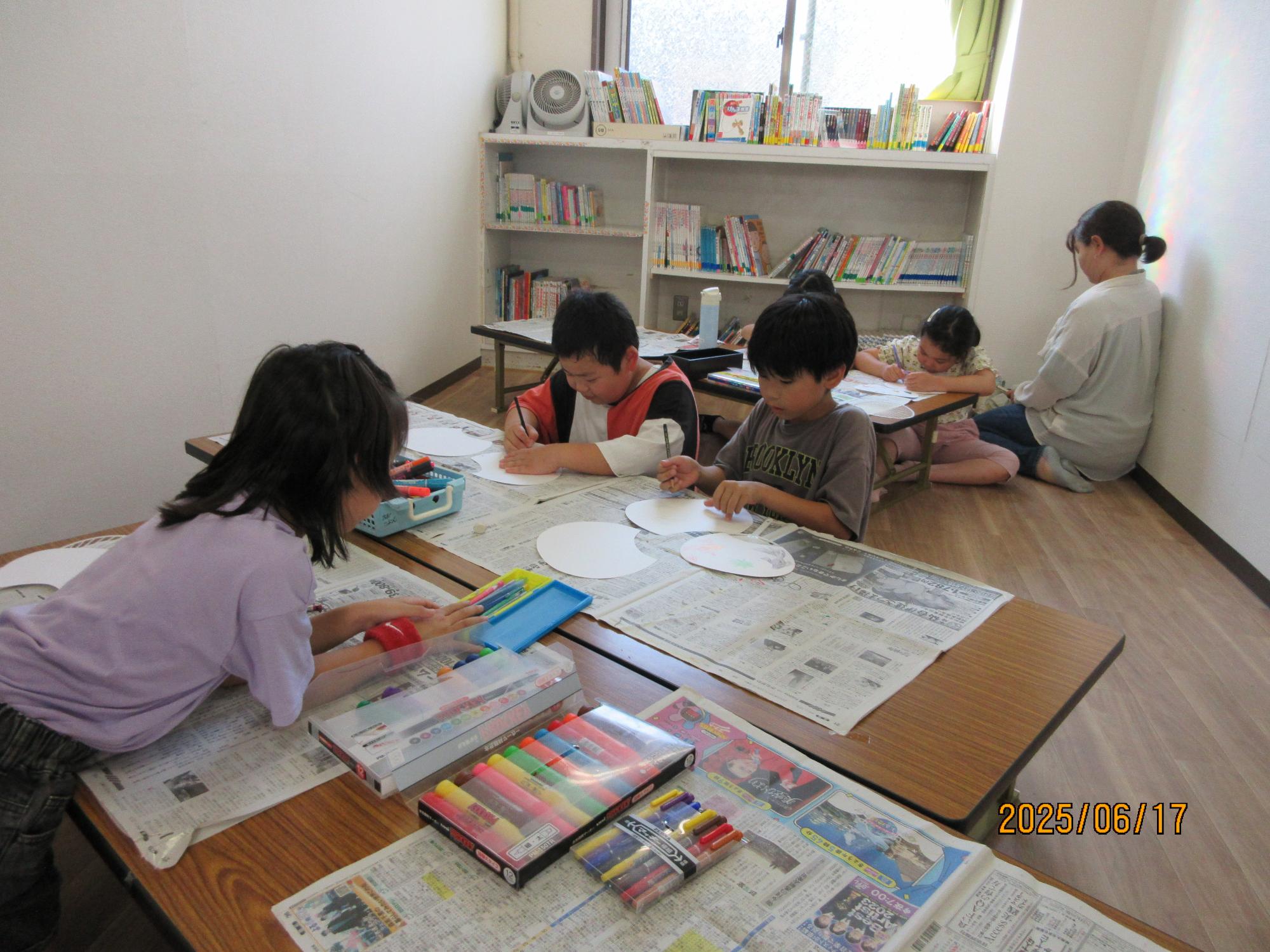 図書室で内輪作りをしているところの写真