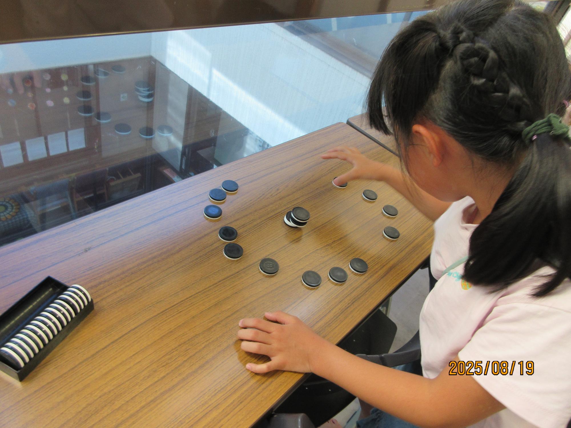 オセロのコマを積み上げているところの写真