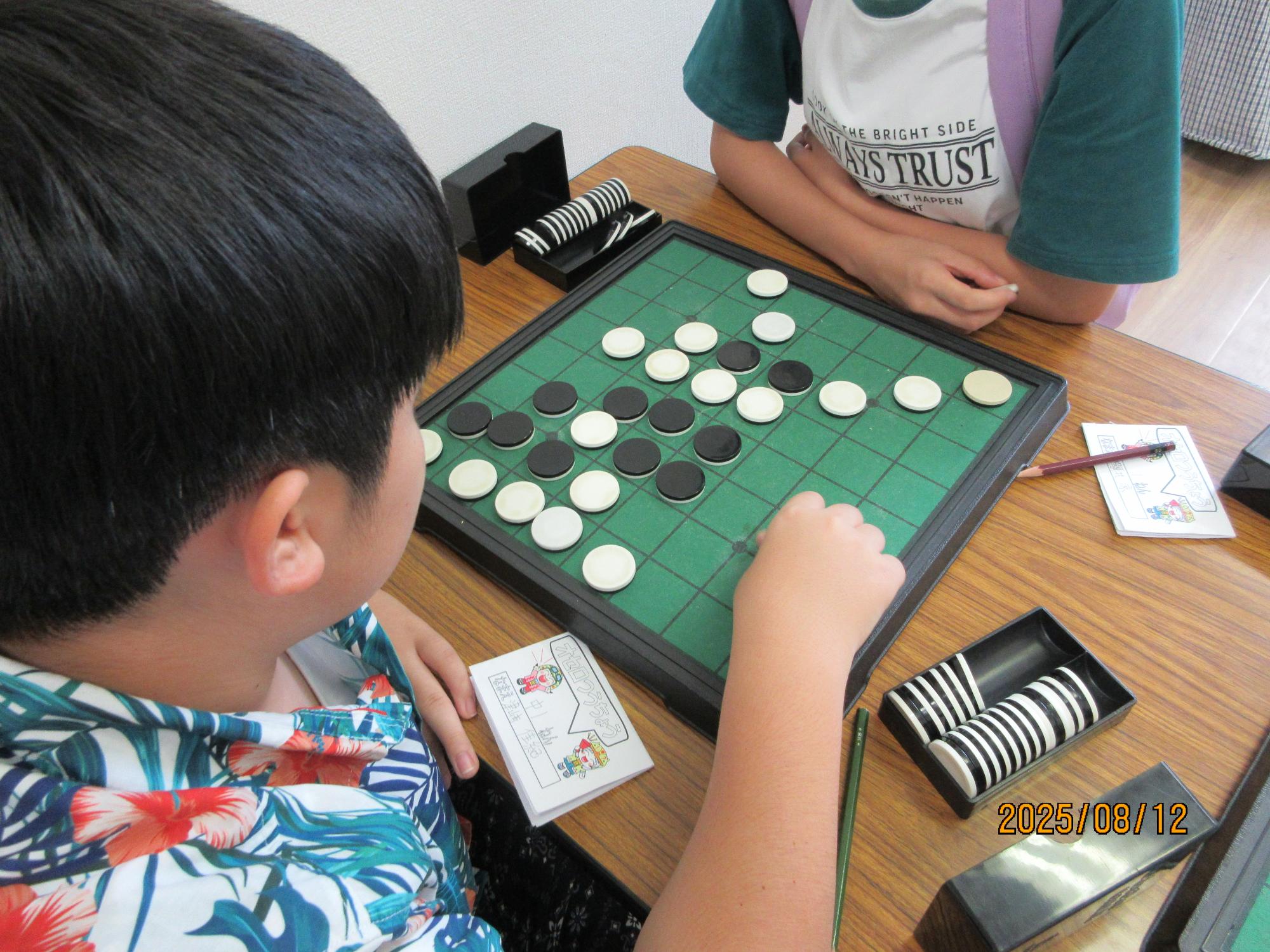 図書室でオセロの交流対抗戦をしているところの写真