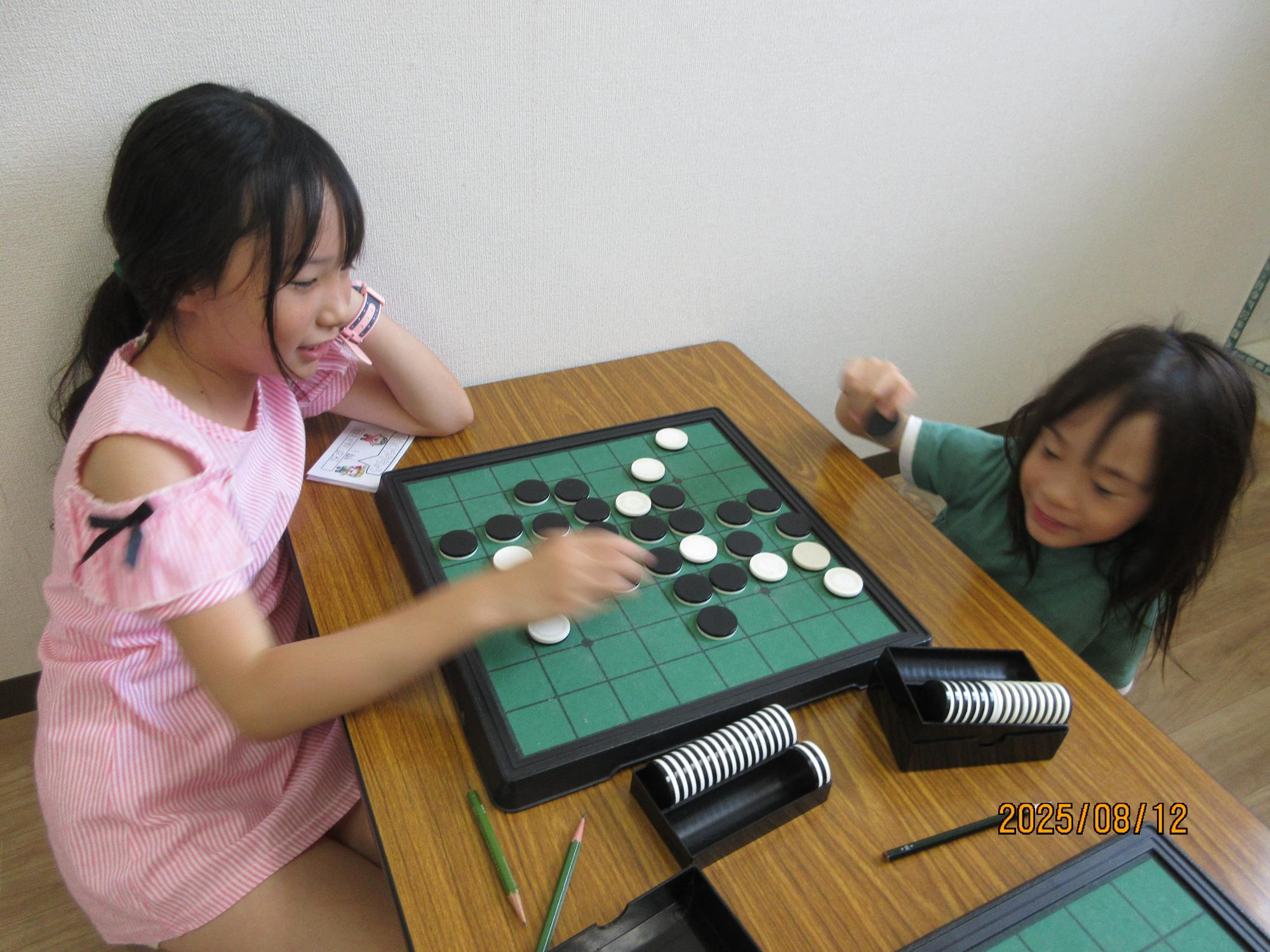 図書室でオセロの交流対抗戦をしているところの写真