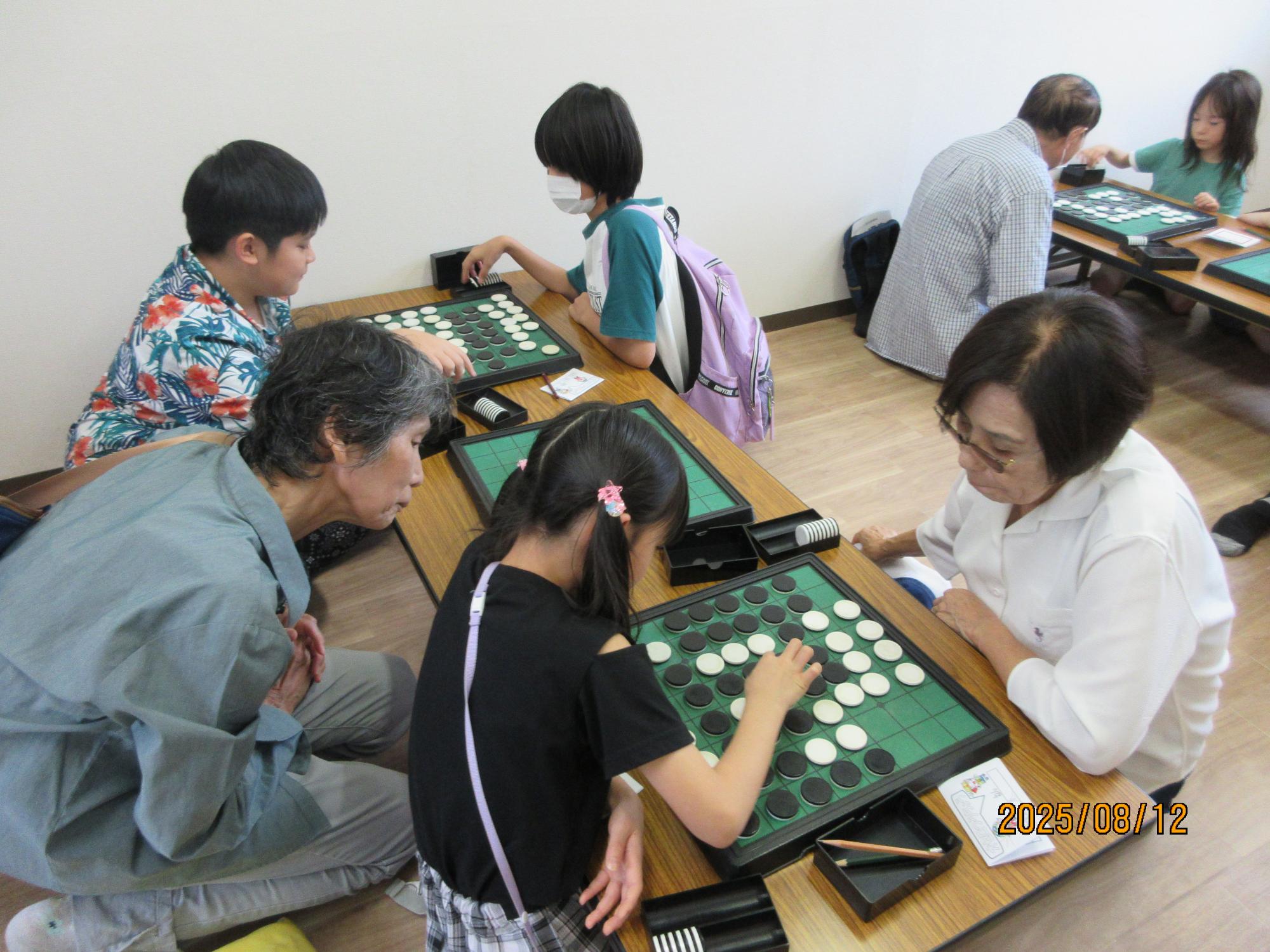 図書室でオセロの交流対抗戦をしているところの写真