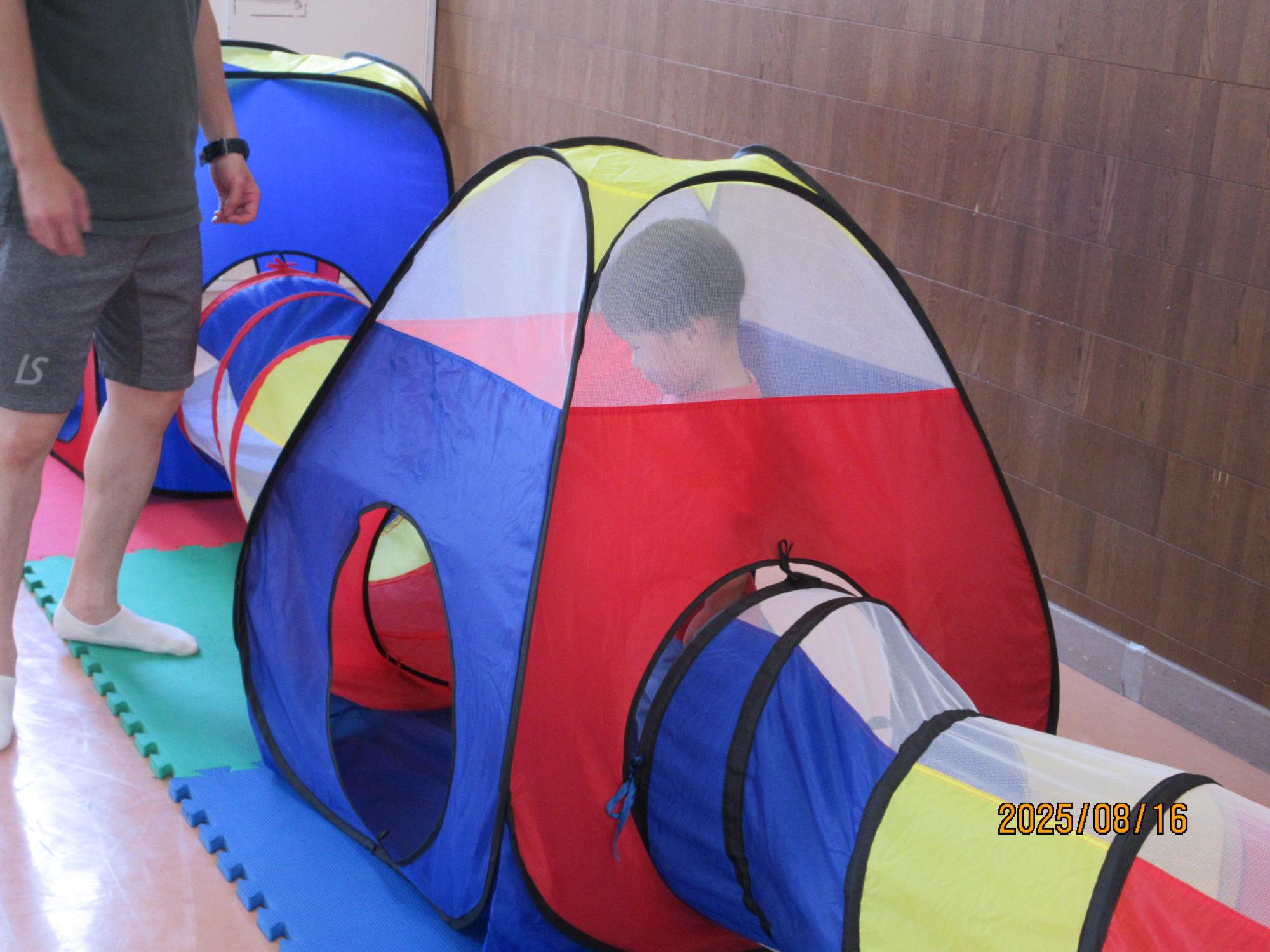 集会室でジャンピングスライダーで遊んでいるところの写真