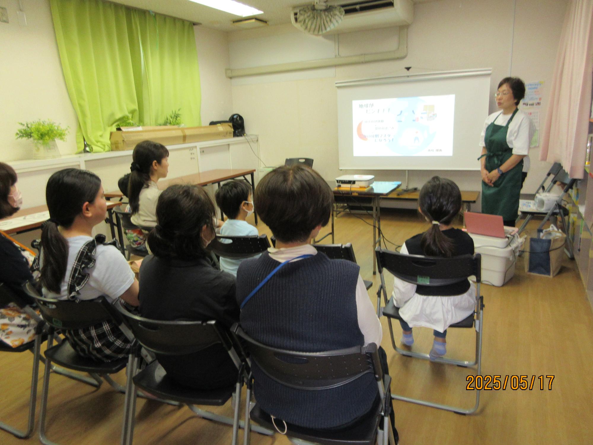 学習室で講師の先生のお話を聞いているところの写真