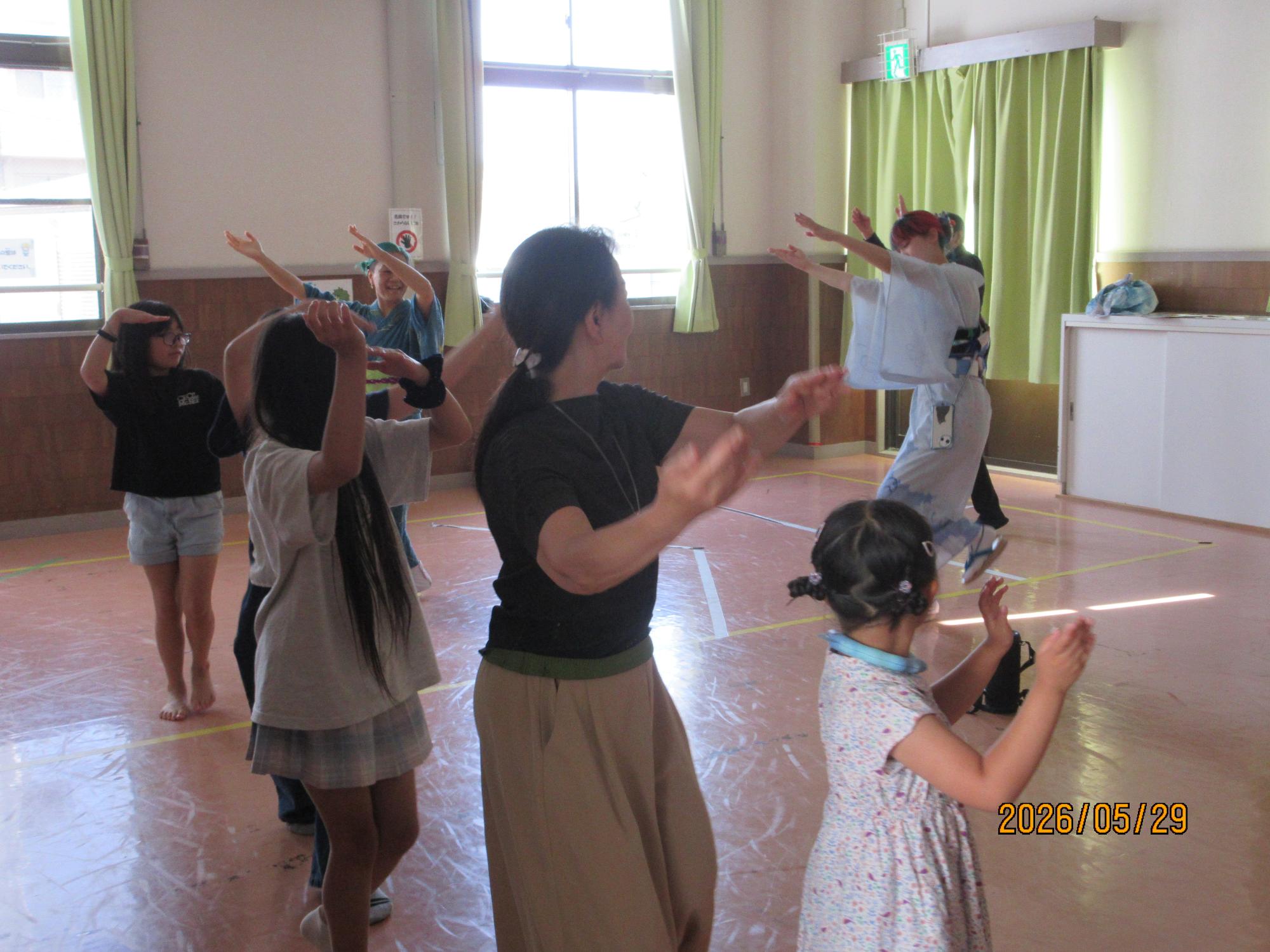 参加者が盆踊りを踊っているところの写真