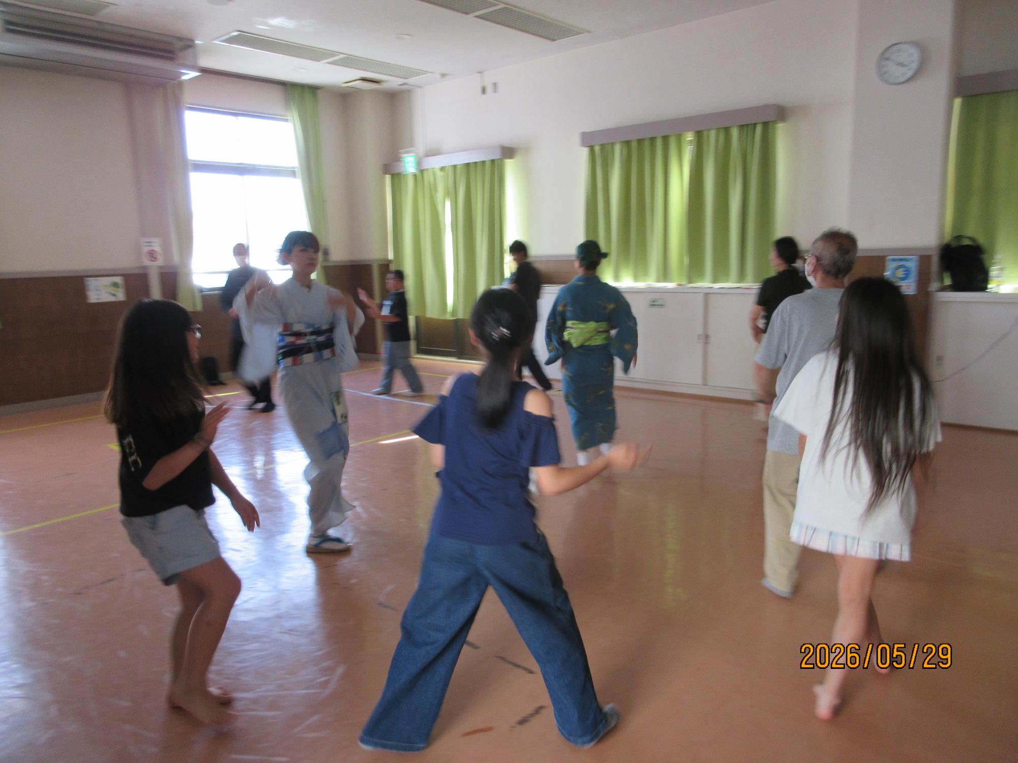 参加者が盆踊りを踊っているところの写真
