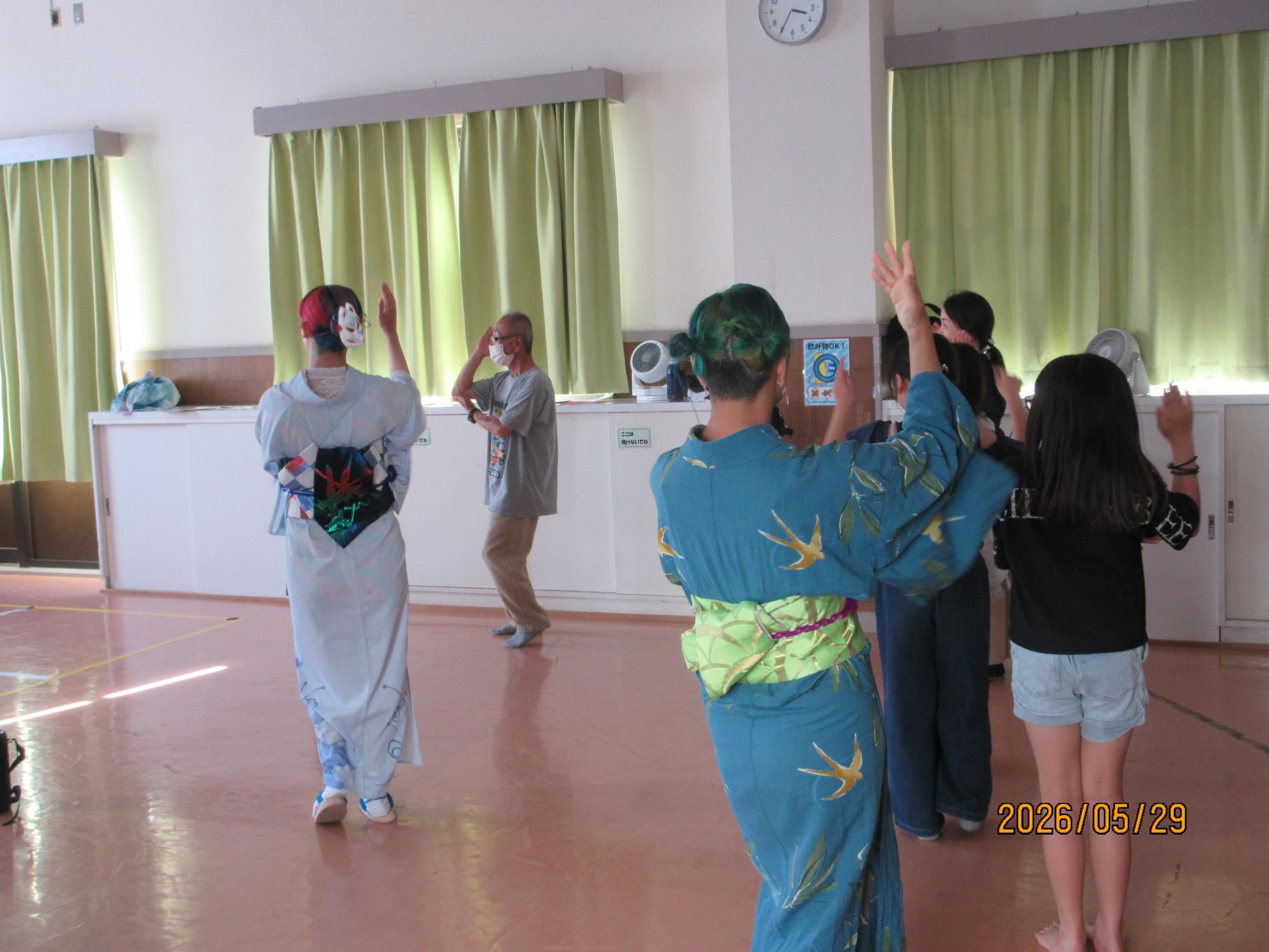 参加者が盆踊りを踊っているところの写真