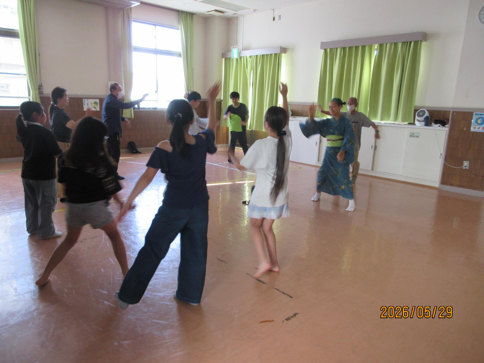 参加者が盆踊りを踊っているところの写真