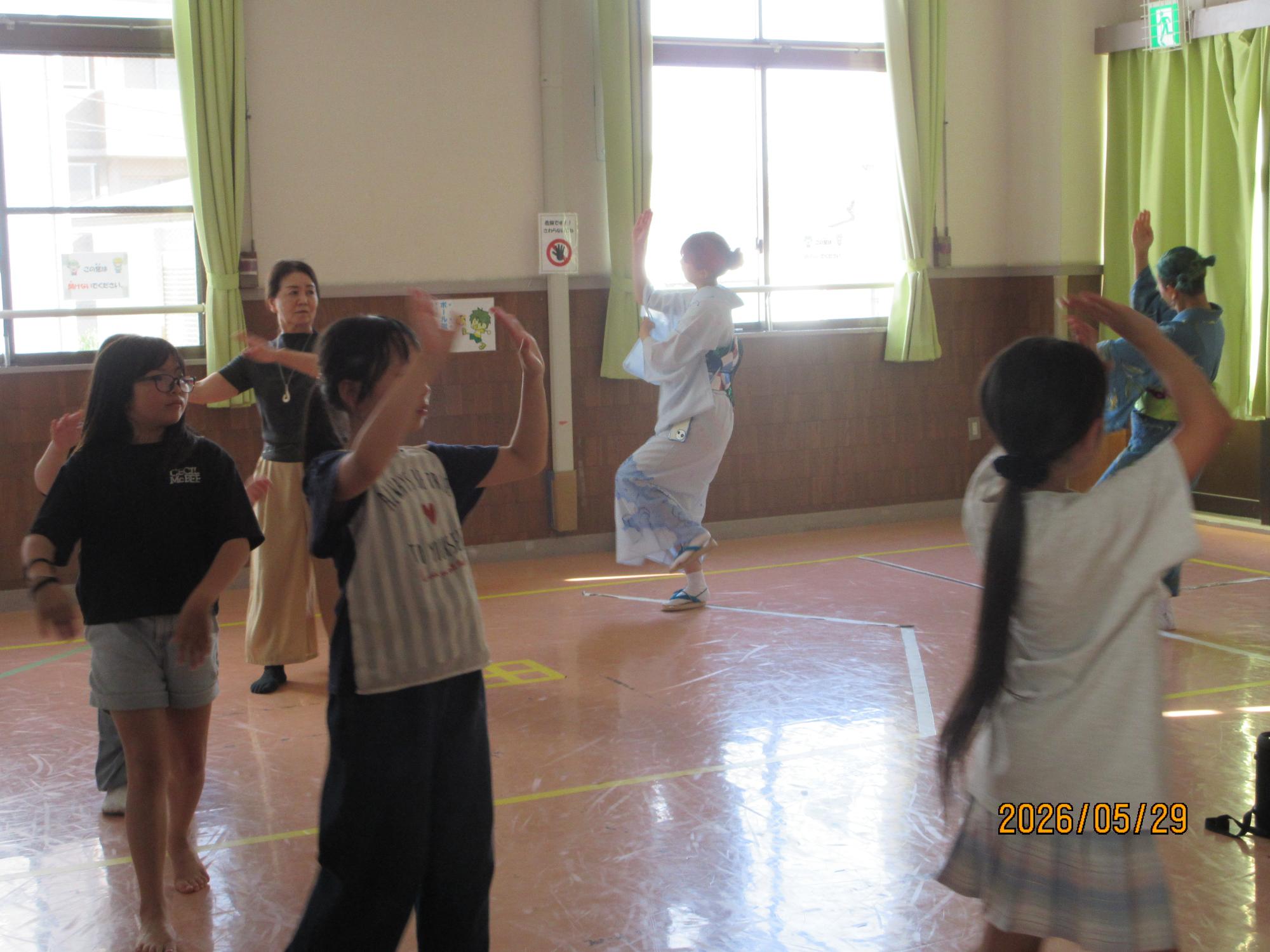 参加者が盆踊りを踊っているところの写真